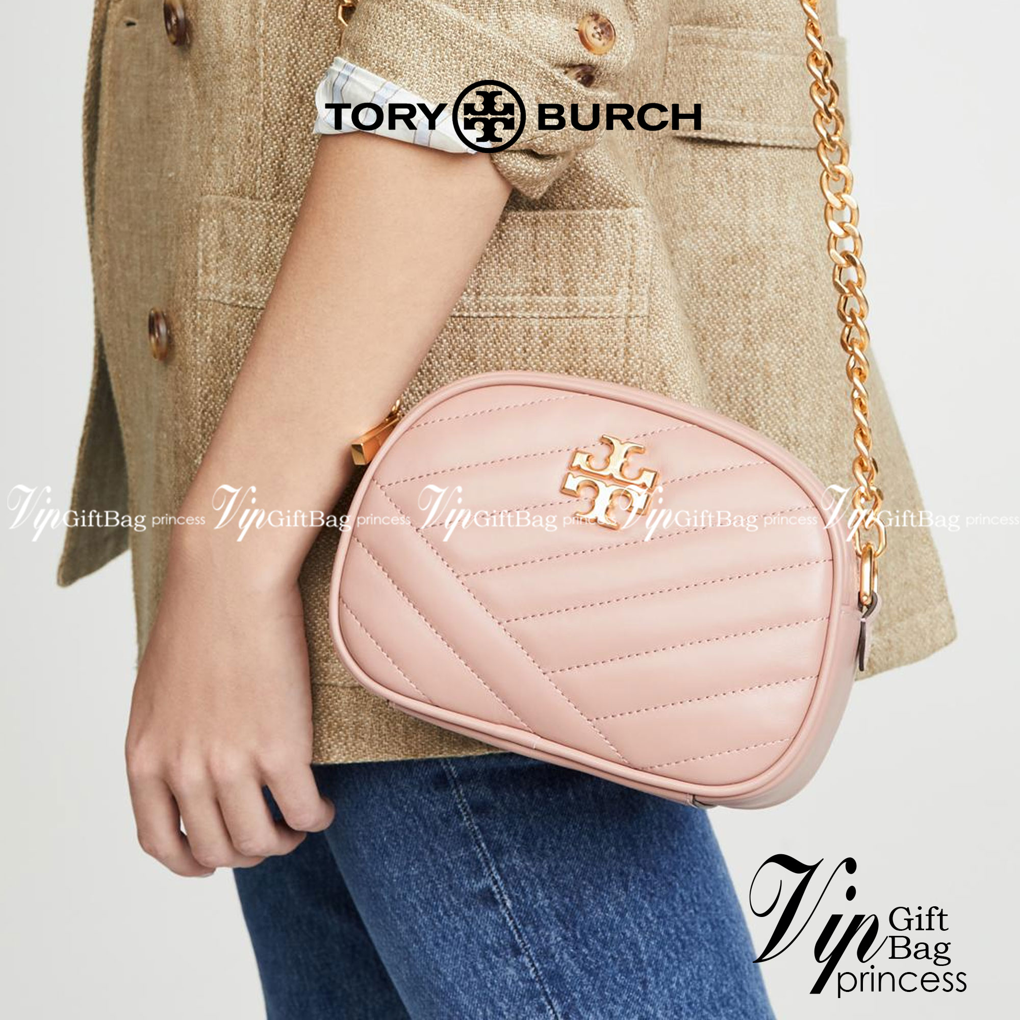 Tory Burch Kira Chevron Small Camera Bag กระเป๋าสะพายทรงกล่อง ซิปบน อะไหล่ทอง สายสะพายยาวแบบครอสบอดี้ งานสวยปั๊มทุกจุดเป๊ะทุกมุม เปิด - ปิดกระเป๋าด้วยซิป ด้านในโล่ง มีช่องซิป 1 ช่อง มาพร้อมสายสะพายยาว ปรับระดับได้ค่ะ
