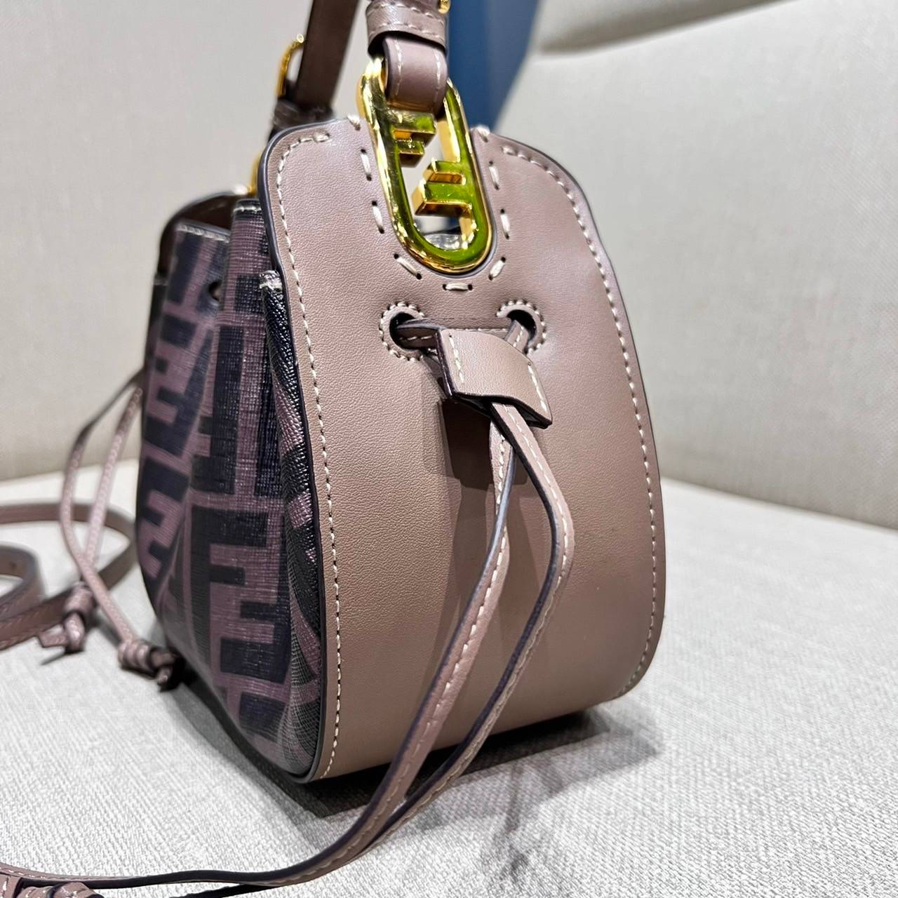 Fendi Pomodorino mini FF leather bag / FENDI FF mini bag รุ่นลิมิเต็ด หายาก ขนาดกำลังสวย ดีไซน์ทรงไม่ซ้ำใคร เก๋ๆตรงดีเทลรูดเก็บปากกระเป๋า วัสดุหนังแคนวาสเคลือบลาย มาพร้อมหูจับในตัว และสายครอสมีมาให้ ปรับได้เล็กน้อย ภายในโล่งกว้าง ใส่ของจำเป็นได้ครบ ใบจริง