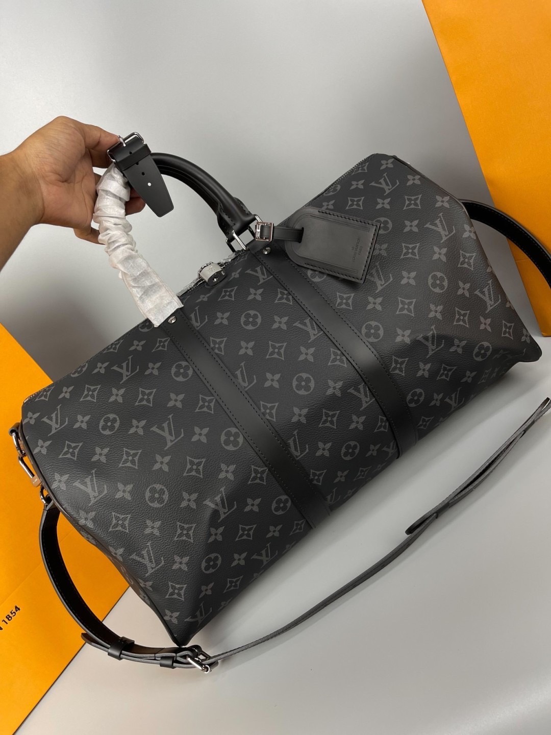 LV Keepall Bandoulière 45 Monogram Eclipse / Damier Graphite Canvas กระเป๋าเดินทางแบบดัฟเฟิล เป็นรุ่นที่เคียงข้างนักเดินทางรอบ สวยหรูโลกสง่างามตลอดกาล มีไว้ไม่มีเอาท์ เกรดท็อป ออริ เทียบแท้ 1:1 เกรดดีสุด