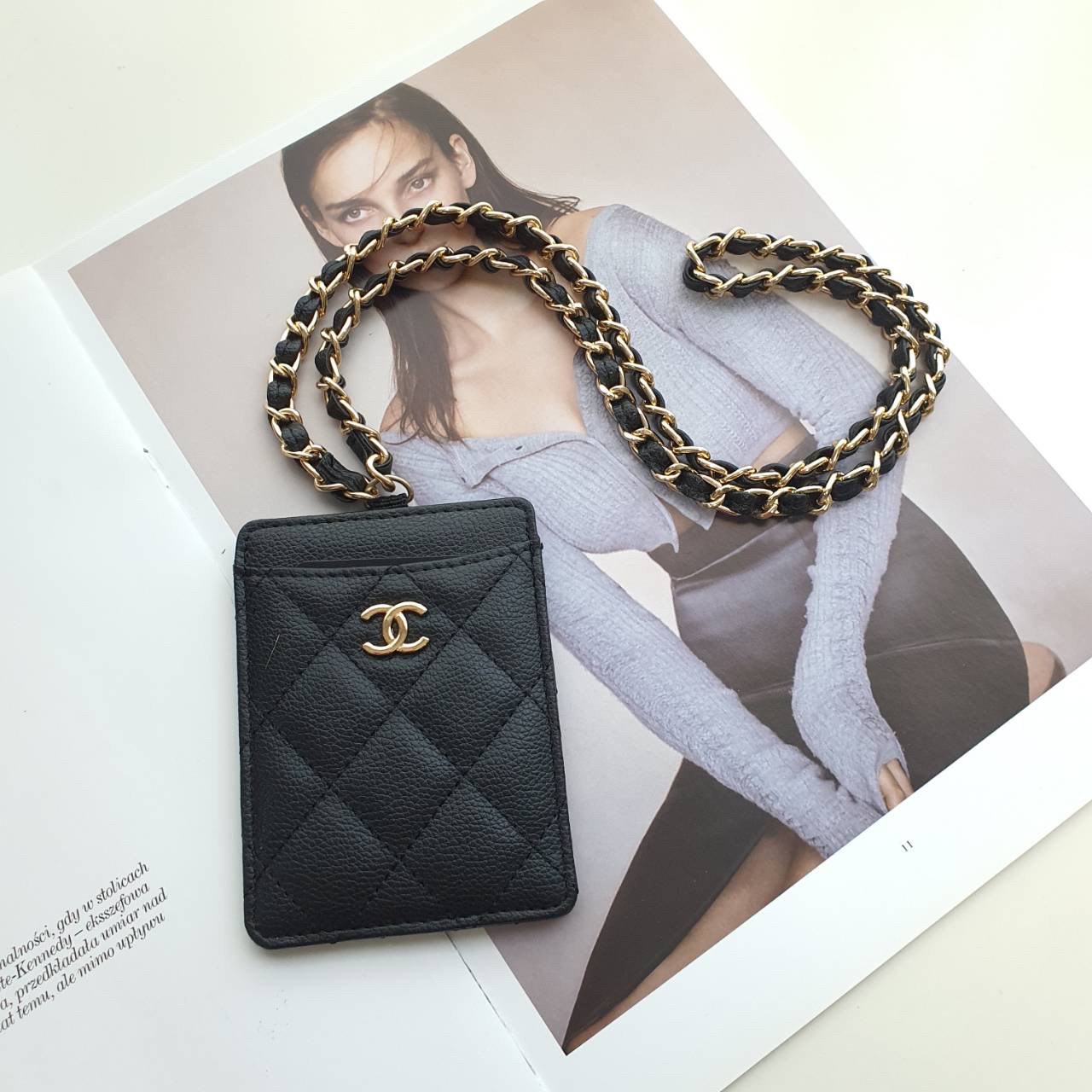 CHANEL CARD HOLDER WITH CHAIN พร้อมส่งที่ไทย สายคล้องบัตรสุดคลาสสิค จากงานพรีเมี่ยมกิ้ฟท์แบรนด์ดังอย่าง CHANEL วัสดุหนังสังเคราะห์ ลายสวยมาก ด้านหน้าประดับโลโก้ CC มีช่องใส่บัตรมากกว่า4ใบ มาพร้อมสายคล้องแบบโซ่สลับหนัง ไอเท็มสุดหรูแบบนี้ ต้องมีติดตัวไว้น้า