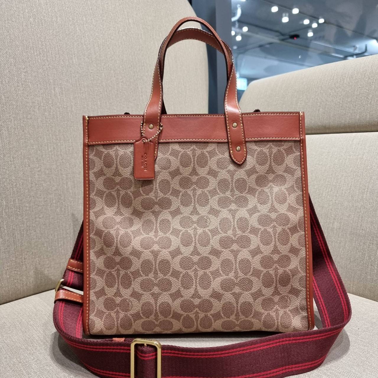 COACH C0776 FIELD TOTE WITH HORSE AND CARRIAGE PRINT คอลเลคชั่นสุดคลาสสิค สวยหรูดูแพง กระเป๋าทรงโท้ท ไซส์ใหญ่จุคุ้ม ฟังก์ชั่นการใช้งานสะดวกที่สุด มีทั้งสายคล้องแขนในตัว และสายครอสบอดี้ วัสดุหนังแคนวาสเคลือบลายสลับหนังแท้ ปากกระเป๋ามีกระดุมแม่เหล็กไว้ปิดกั