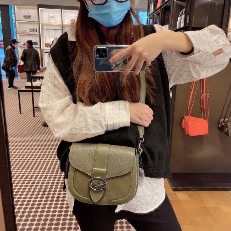 OUTLET 】COACH C2805 GEORGIE SADDLE BAG ใบงาม น้องน่ารัก สุดเรียบหรู เลยทีเดียว วัสดุหนังpebble ตัวกระเป๋าหนังแท้ ตรงกลางตัดกำมะหยี่เพิ่มความหรูหราอย่างลงตัว ภายในกระเป๋ามีช่องเอนกประสงค์กระดุมแป๊ก ซับในผ้า ด้านนอกกระเป๋าเปิด สายสะพายถอดปรับระดับ สำหรับสะพ