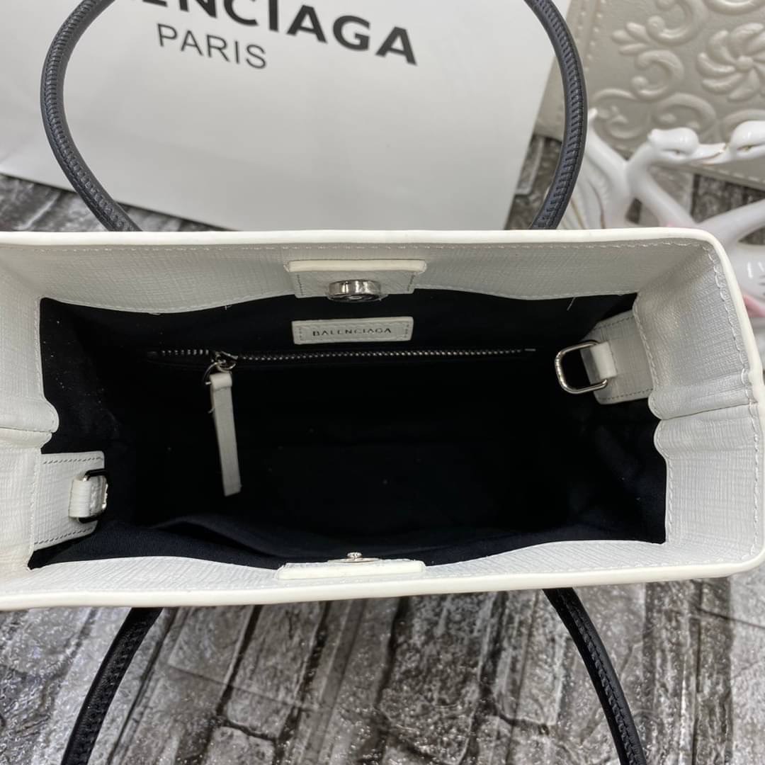 หนังแท้ BALENCIAGA XXS TOTE / Balenciaga shopping tote xxs พกกระเป๋าช้อปปิ้ง ไปทุกที่ในฤดูกาลนี้ ดีไซน์ที่ใช้ได้ทุกวันตั้งแต่หนังแบบมีเท็กซ์เจอร์ ภาพสินค้าถ่ายจากงานขายจริง ใช้งานต่างประเทศได้