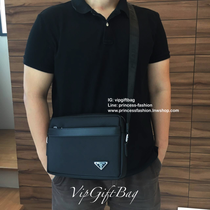 New Must Have For Men 👍👍 กับงานพรีเมี่ยมกิ้ฟแบรนด์ดังอย่าง prada ทรง messenger ทรงยอดฮิต สำหรับท่านชาย เนื้อผ้า Polyester ขนาดใหญ่ จุของได้มาก ใส่ipad labtop หนังสือ ได้หมดคะ เปิดปิดด้วยซิปอะไหล่เงิน บุด้วยผ้าสีดำปั้มแบรนด์ สวยงามมากคะ อะไ