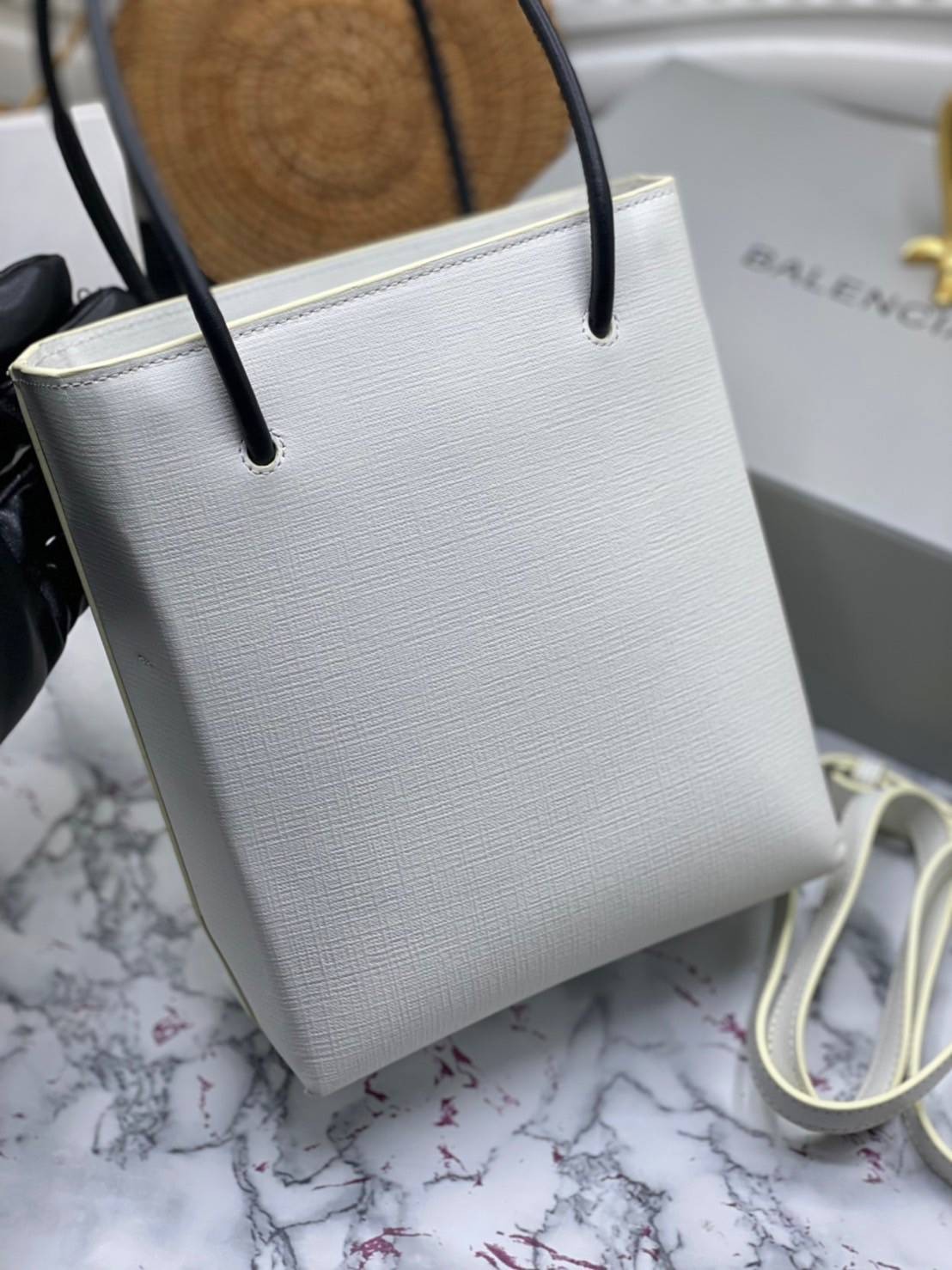 หนังแท้ BALENCIAGA XXS TOTE / Balenciaga shopping tote xxs พกกระเป๋าช้อปปิ้ง ไปทุกที่ในฤดูกาลนี้ ดีไซน์ที่ใช้ได้ทุกวันตั้งแต่หนังแบบมีเท็กซ์เจอร์ ภาพสินค้าถ่ายจากงานขายจริง ใช้งานต่างประเทศได้