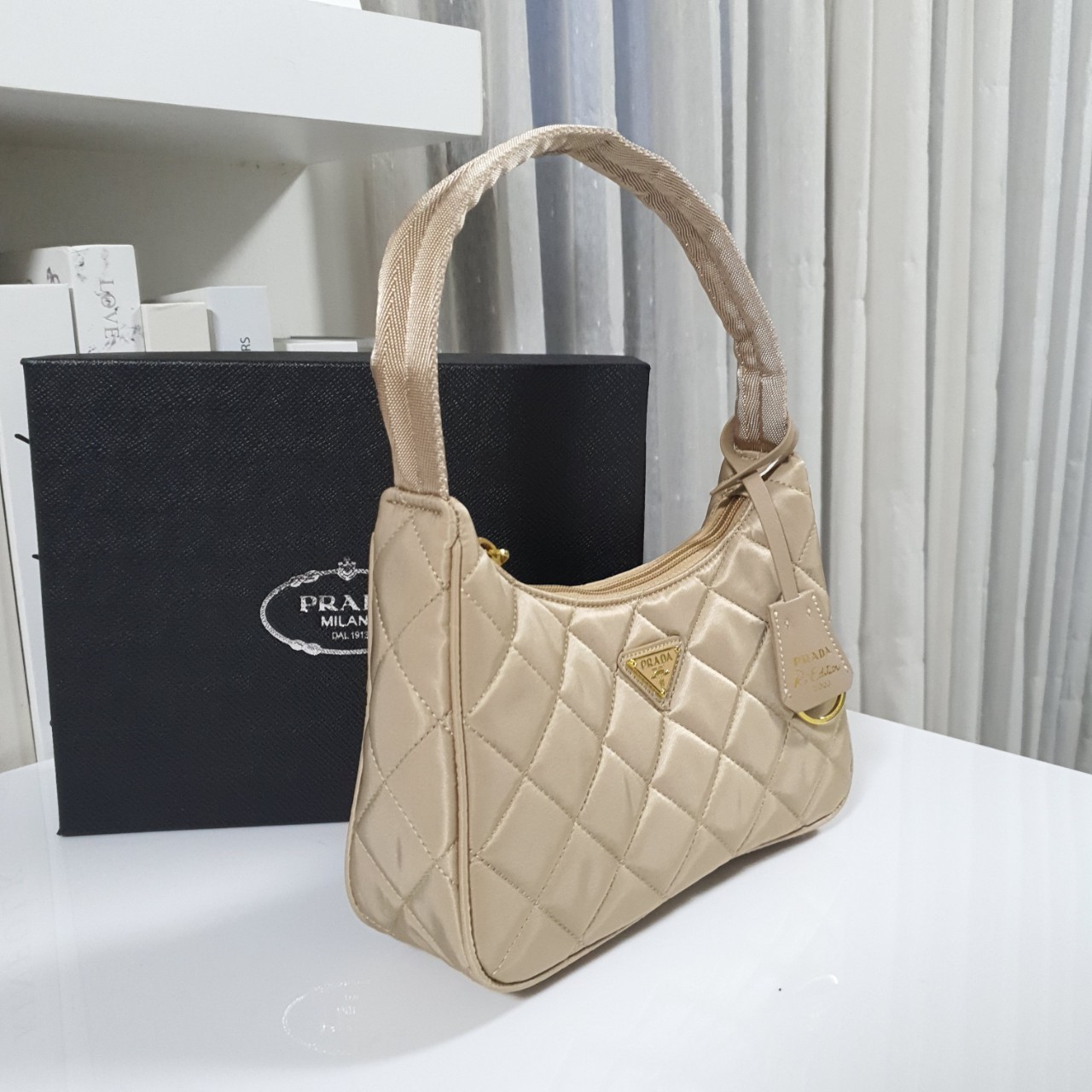 PRADA HOBO triangle motif padded bag รุ่นใหม่ล่าสุด!! PRADA NYLON HANDBAGS ขนาดกะทัดรัด อะไหล่ทอง วัสดุทำจากผ้าNylon ลายตาราง อย่างหนา อยู่ทรง กันน้ำได้ หายห่วงคะ