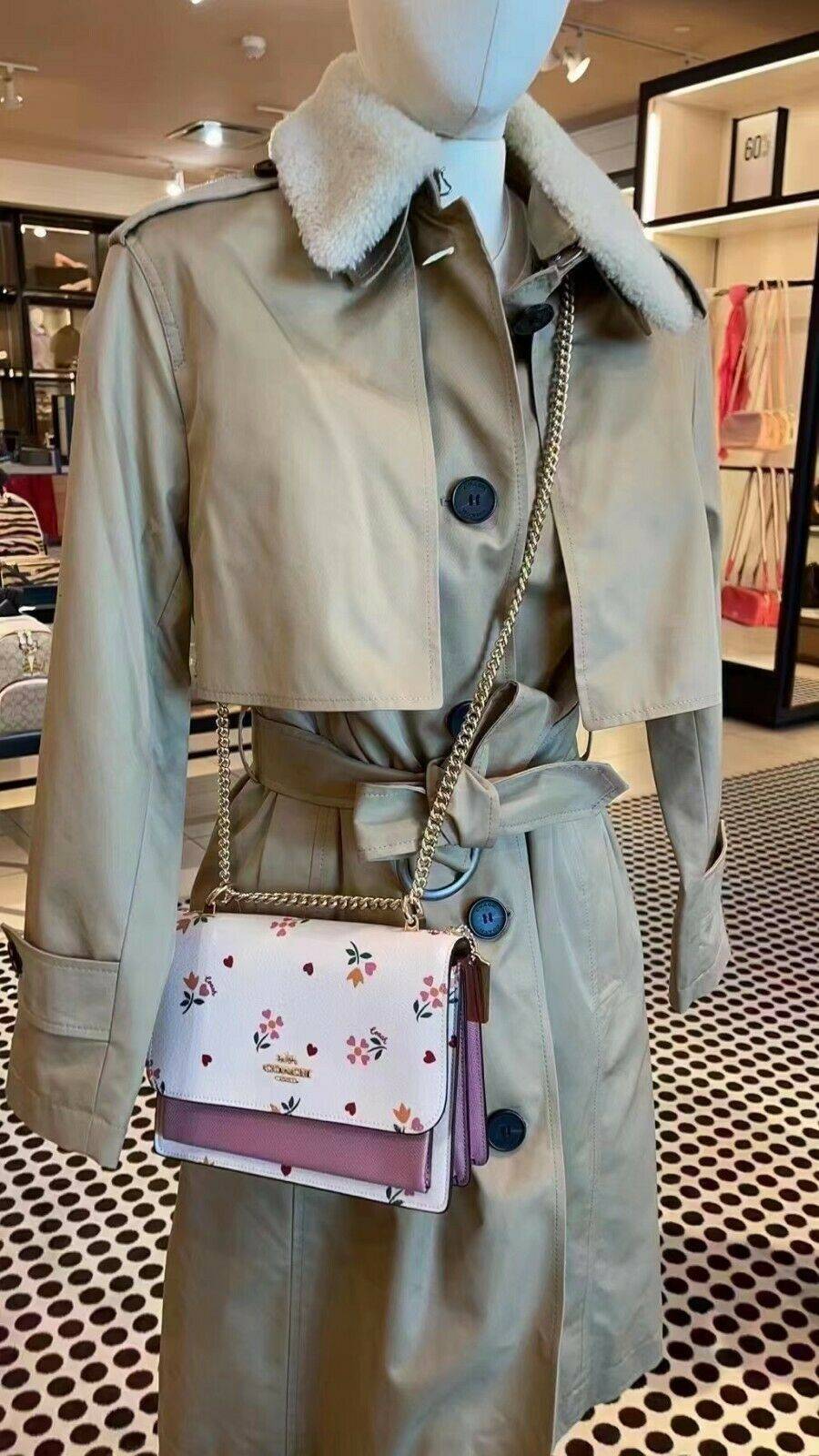 COACH C7596 KLARE CROSSBODY WITH HEART PETAL PRINT หนึ่งคอลเลคชั่นที่ฮิตไม่หยุดยั้ง!! ขายดิบขายดีทุกดีไซน์ รอบนี้มาตอบโจทย์สายหวาน ใหม่ล่าสุด น้องน่ารักม้ากกกก!! กับกระเป๋าสะพายข้าง โทนสีละมุนลูกคุณ!! คือดี!! เพิ่มลูกเล่นช่อดอกไม้หัวใจ ให้มีสีสัน สายสะพาย