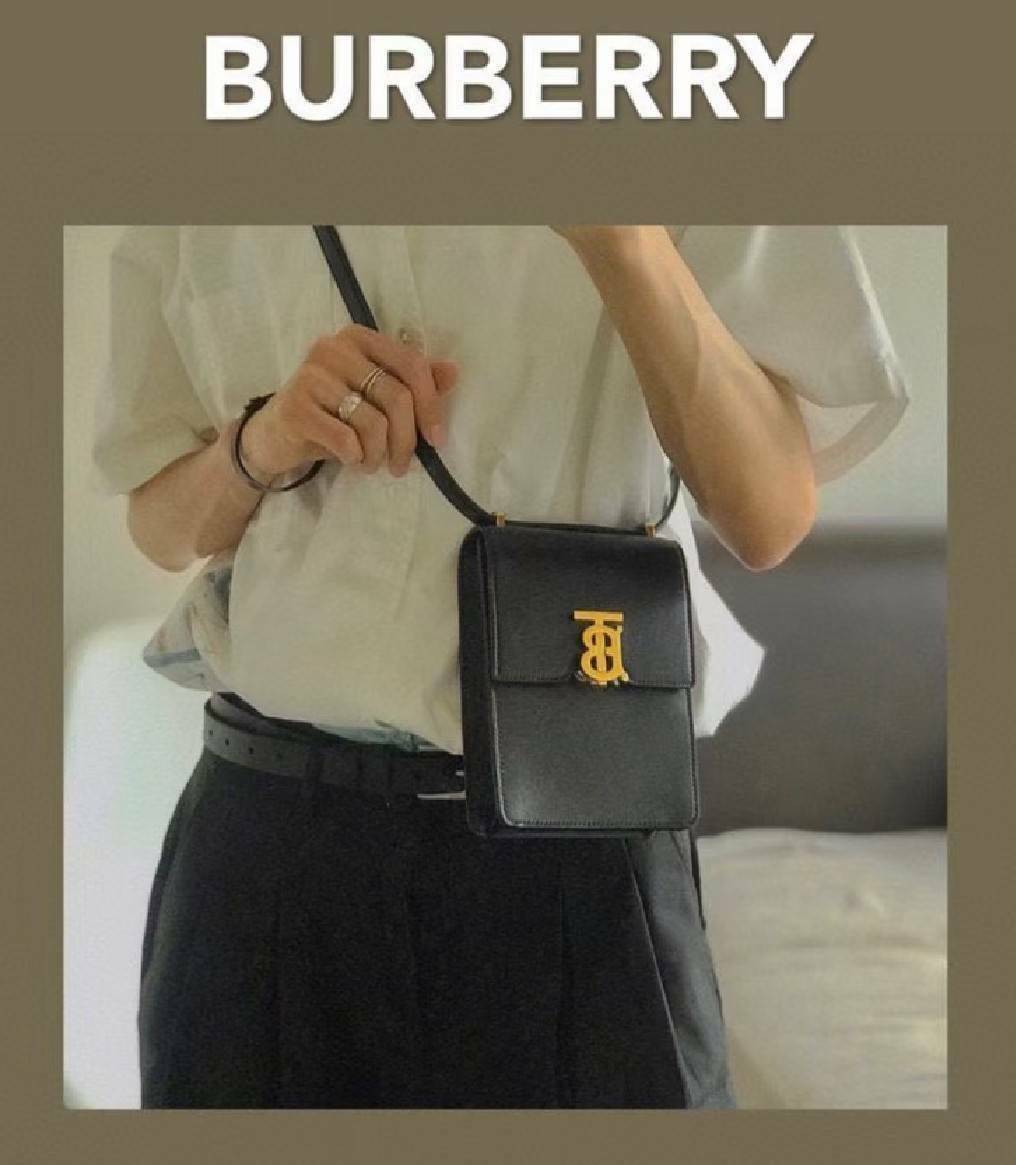พรีเมี่ยมกิ๊ฟแท้ 100% 】BURBERRY FRAGRANCES CROSSBODY BAG VIP GIFT WITH PURCHASE (GWP) กระเป๋าสะพายพรีเมี่ยมกิ๊ฟ Limited Edition จากน้ำหอม BURBERRY DUTY FREE วัสดุ Canvas Cotton & Leather ทรงเหลี่ยมแนวตั้งดีไซน์สวยหรูอยู่ทรงมีโลโก้แบรนด์ด้านหน้า เปิดปิดด้ว
