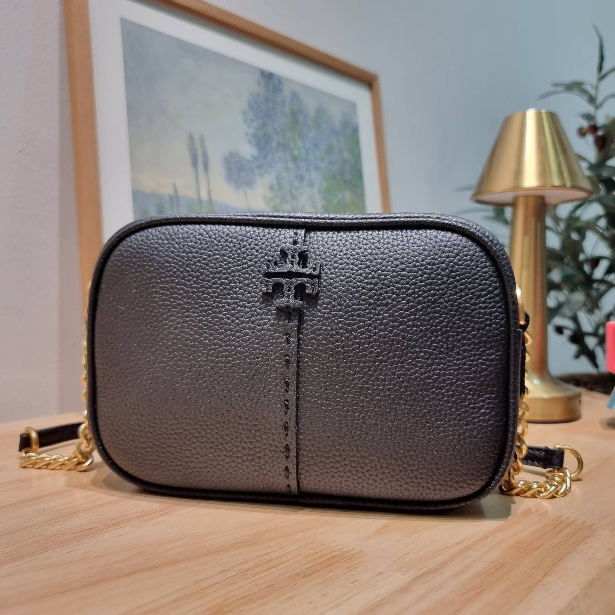 TORY BURCH MCGRAW CAMERA BAG ใหม่จากคอลเลคชั่นสุดคลาสสิค กับกระเป๋าสะพายข้าง ทรงกล่องไซส์กะทัดรัด น้ำหนักเบา ใช้งานง่ายด้วยซิปรูดเปิดปิด แมทช์ได้กับทุกสไตล์การแต่งตัว