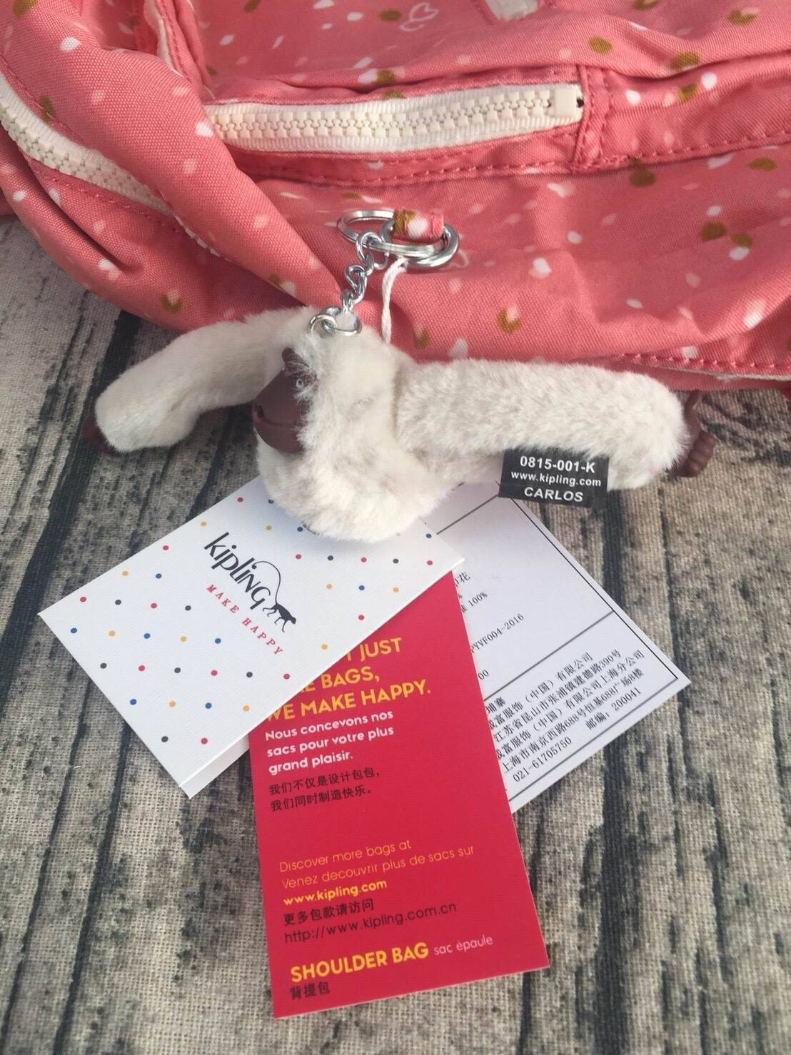 KIPLING Bizzy Boo เป็นกระเป๋าผ้าอ้อมกระเป๋าเป้สะพายหลังที่มีสไตล์ กระเป๋าเป้สะพายหลังขนาดเล็กที่มีน้ำหนักเบาและใช้งานง่ายและทำความสะอาดได้ง่ายออกแบบมาเป็นพิเศษสำหรับทารกของคุณ Bizzy Boo มาพร้อมกับกระเป๋าด้านข้างสำหรับทารกเล็ก ๆ ที่เข้ากันได้กับแผ่นรองพื้น