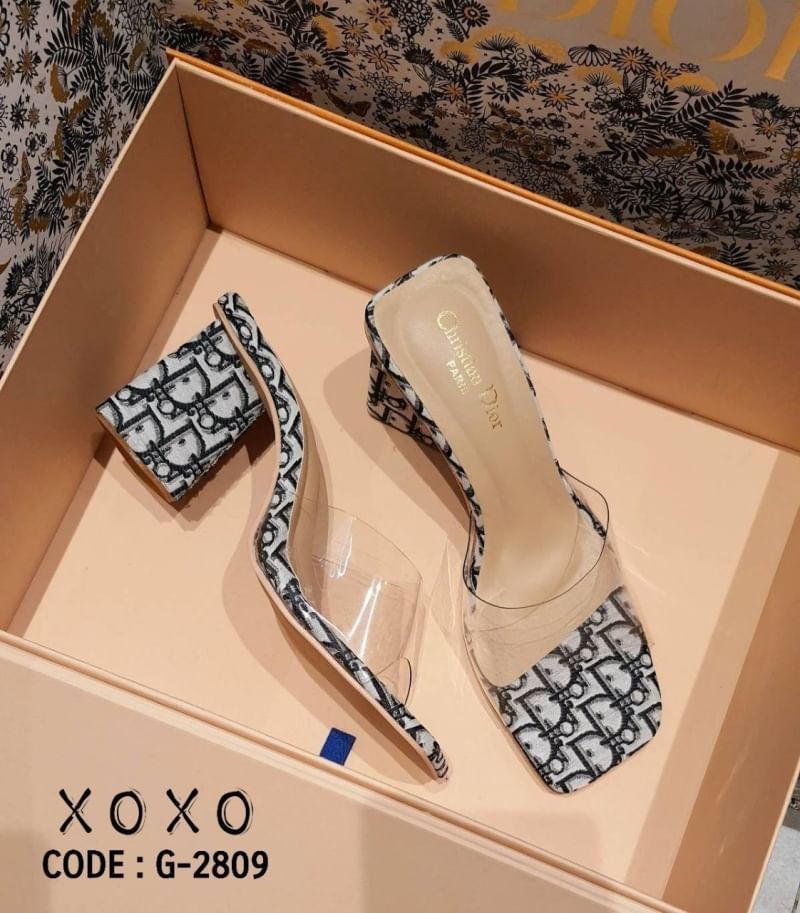 Christian Dior งานสวม คาดพบาสติกใสอย่างดี เนื้อนุ่ม วัสดุผ้าลายแบรนด์ เก๋ๆ กับส้น 3 เหลียม สวมเก๋ ใส่สบาย ไม่เมื่อย แมทส์ชุดง่าย น้ำหนักเบา