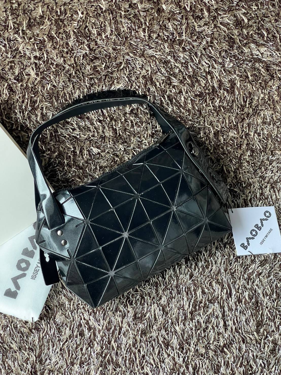 BaoBao Issey Miyake Small Boston Bag กระเป๋าบอสตันที่มีดีไซน์สปอร์ต มีช่องซิปที่ทำให้หยิบสิ่งของออกมาได้ง่ายแล้ว แบบกว้างที่ด้านล่างของกระเป๋ายังให้ความจุที่ยอดเยี่ยม