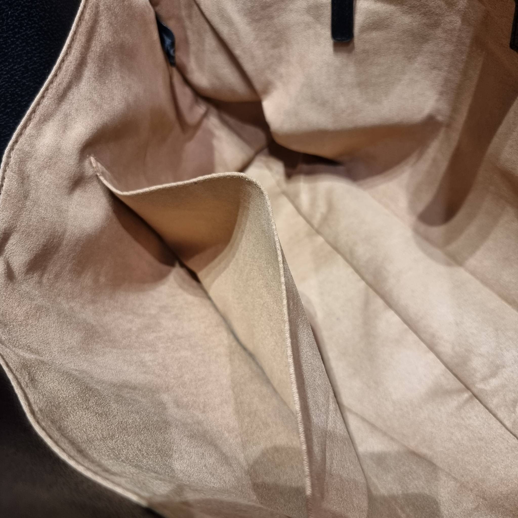 GG×BALEN MEDIUM OPHIDIA TOTE สุดครีเอท กับกระเป๋าช้อปปิ้งทรงโท้ท ใบใหญ่ สุดคุ้ม!! โดดเด่นด้วยลวดลายเพ้นท์กราฟฟิตี้ วัสดุผ้าแคนวาส ตัดแต่งเล่นขอบด้วยหนังแท้ ภายในโล่งกว้างมาก ใส่ของได้สบาย หิ้วไปเที่ยวต่างจังหวัด สะพายไปต่างประเทศตามใจ!! เลิศตรงที่ดีไซน์ใบ