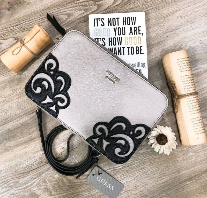GUESS CROSSBODY DEVYN BAG 2018 Best seller! กระเป๋าสะพาย ทรงเหลี่ยม สวยอยู่ทรง ด้านหน้าประดับ logo brand ปักหนังขึ้นลายสวย ดูมีดีเทล เปิดปิดด้วยซิปประดับแม่กุญแจ ภายในโล่งกว้าง ใส่กระเป๋าสตางค์ใบยาว มือถือ ของจุกจิกได้เยอะ มีช่องซิป และช่องใส่ของจุกจิก ซั