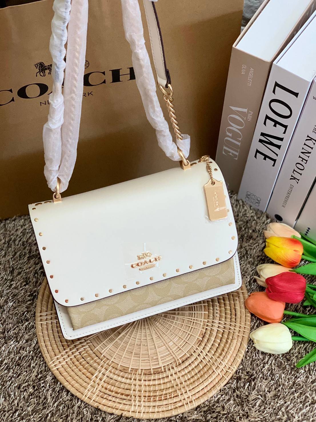 พร้อมส่งถึง8สี ห้ามพลาดค่ะ! COACH KLARE CROSSBODY BAG ((91019//91174//90400//1424//90635)) พร้อมส่งที่ไทย กระเป๋าสะพายครอสบอดี้ร์หรือสามารถทบเป็นสายคู่คล้องไหล่ได้ด้วยค่ะ หนังแท้ แต่ละสีทำลายหนังได้สวยงามแตกต่างกันออกไปนะคะ ✔️ห้อยด้วยป้ายแบรนด์แบบโ