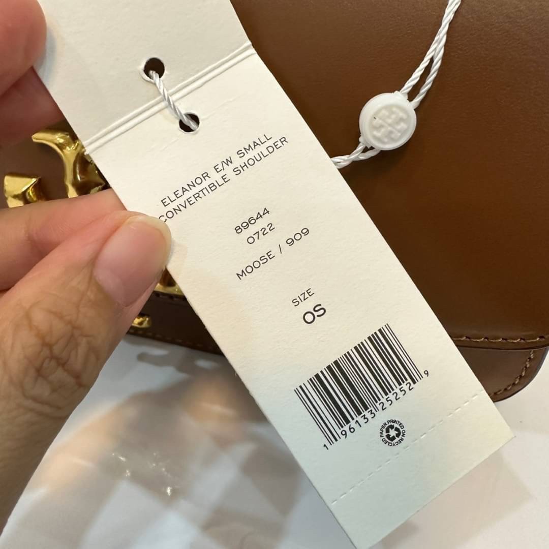 TORY BURCH ELEANOR SMALL LONG CONVERTIBLE SHOULDER กระเป๋าสะพายทรงยาว E/W Eleanor Convertible สูดหรู ดูแพง หนังแท้ เรียบสวยหรู โดดเด่นด้วยป้ายโลโก้สีทอง ลาย Double T อันเป็นเอกลักษณ์ ภายในช่องโล่งกว้างสามารถใส่โทรศัพท์ได้ทุกรุ่น สามารถใส่กระเป๋าสตางค์ใบยา