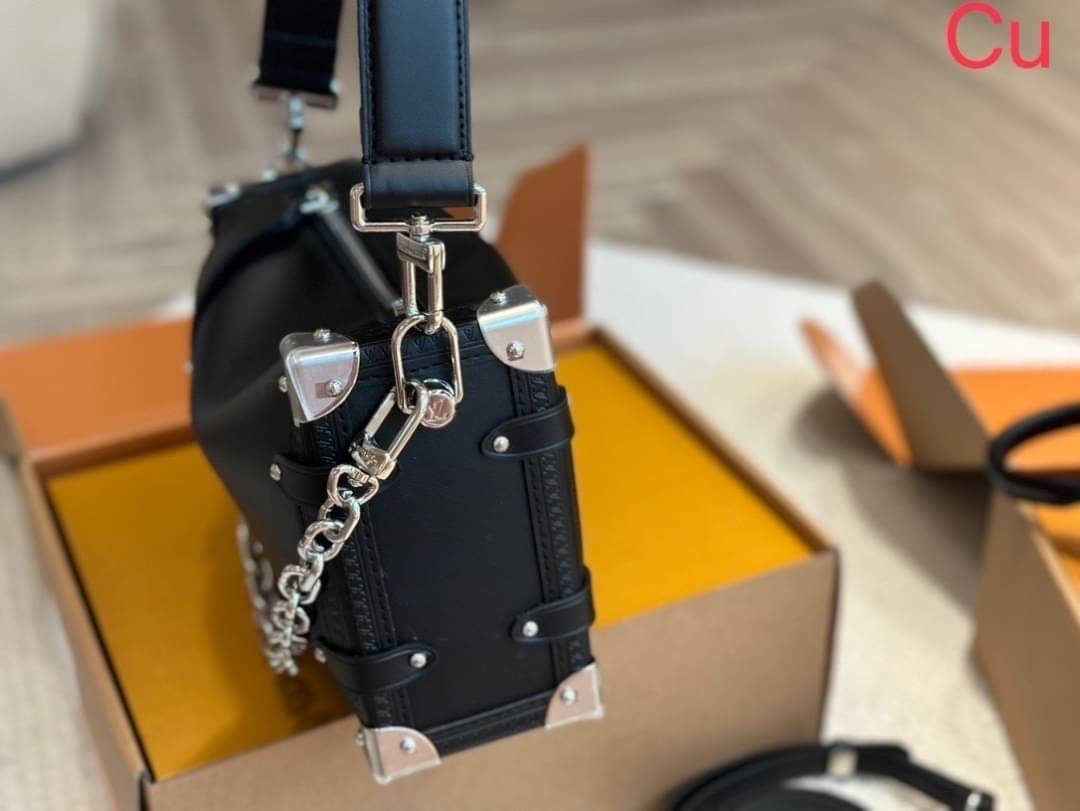 LV Side Trunk MM Leather Bag กระเป๋าสะพายทรงกล่องสีดำคลาสสิกทันสมัยมีสไตล์ รุ่นใหม่หนังเรียบสวยสุดไอคอนิก พร้อมตอบรับได้ทุกลุค ทุกสไตล์