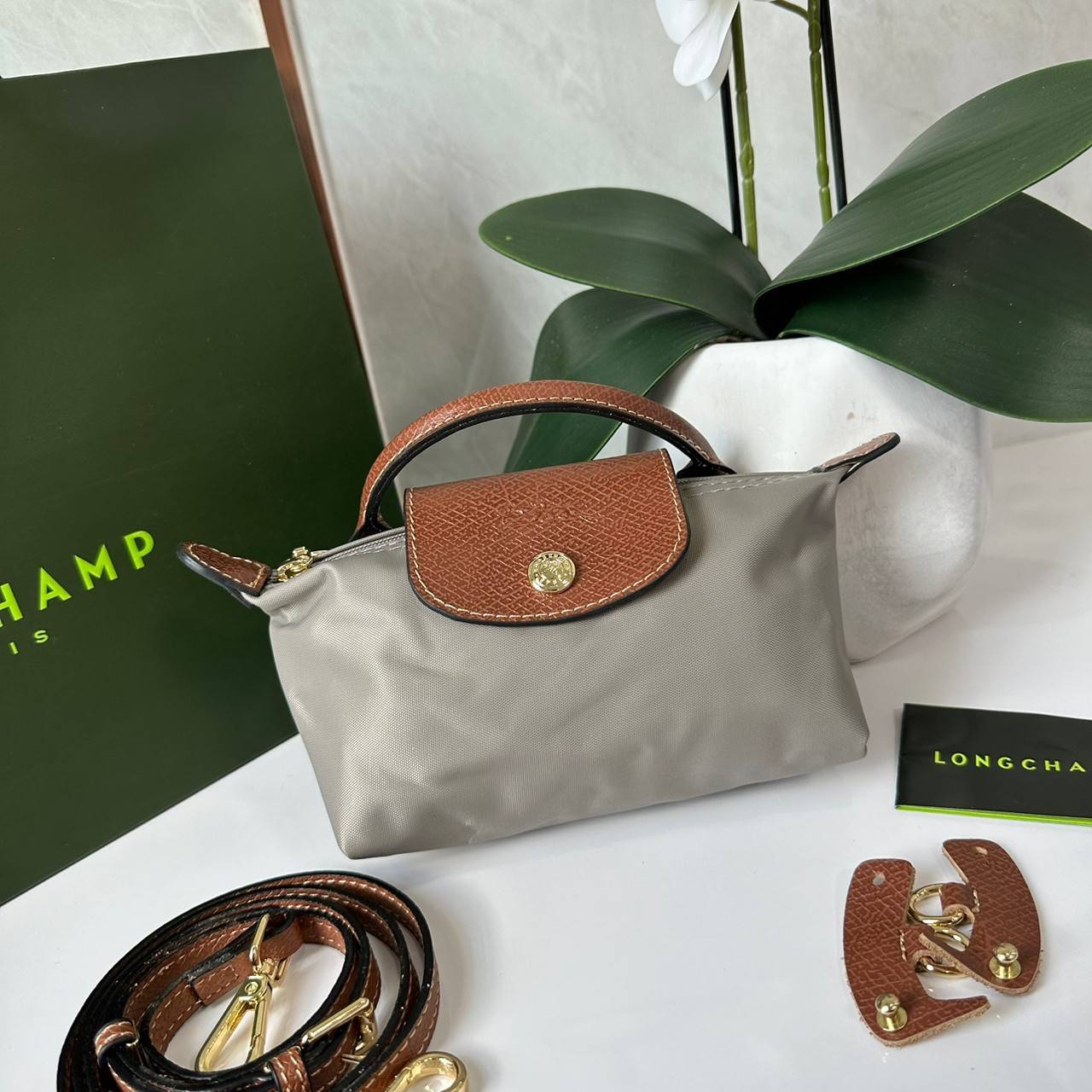 LONGCHAMP LE PLIAGE ORIGINAL Pouch with handle กระเป๋าใบเล็กขนาดกระทัดเหมาะกับใส่ของจำเป็นจุกจิก กันน้ำได้ พร้อมส่ง