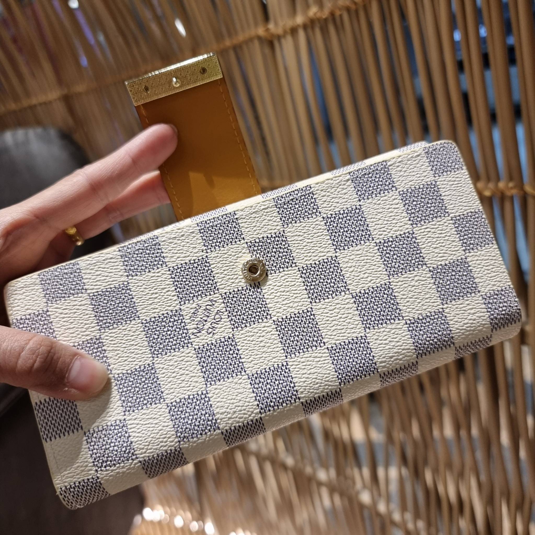 VIP 】ได้เวลาเปลี่ยนกระเป๋าสตางค์รับทรัพย์กันแล้ว!! LV vip wallet กระเป๋าสตางค์พรีเมี่ยมกิ๊ฟ เป็นไอเท็มหายาก ที่สาวๆต้องว้าว!! ใบยาวขนาดกำลังเหมาะมือ ถือแล้วขับผิวทุกสี วัสดุหนังแคนวาส ทนทาน เปิด-ปิดด้วยกระดุม ภายในมีช่องใส่บัตรเยอะมาก แบ่งสัดส่วนสวย ใส่ธน