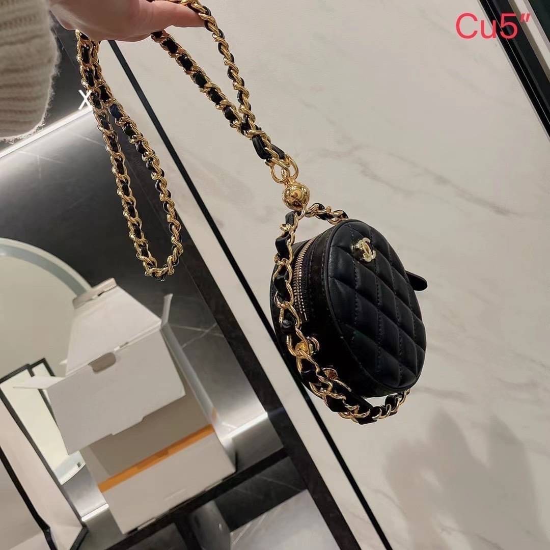 Chanel Round Clutch On Chain / CHANEL Mini Round Bag กระเป๋ามินิใบเล็กน่ารัก โดดเด่นด้วยรูปทรงกลมสุดชิค ตอบโจทย์และครองใจสาวๆ ได้อย่างแท้จริง