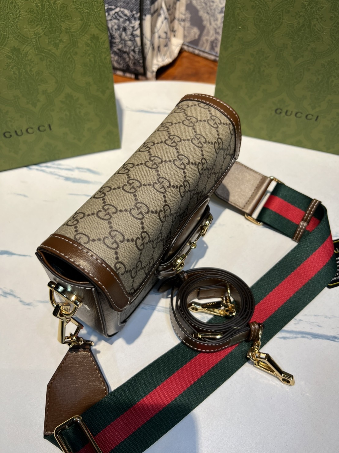 หนังแท้ GUCCI Horsebit 1955 mini bag GG Supreme canvas ที่สุดของรุ่นที่ฮอตหนักมาก คอลเลคชั่นที่ยอดขายดีตั้งแต่วันแรกที่ลง shop ด้วยรูปทรงที่กะทัดรัด ตอบโจทย์ได้ทุกลุค ทุกไลฟ์สไตล์ ใช้งานได้ง่ายคล่องตัว เรียกได้ว่าใครไม่มีได้ยังไง สวยขนาดนี้!!