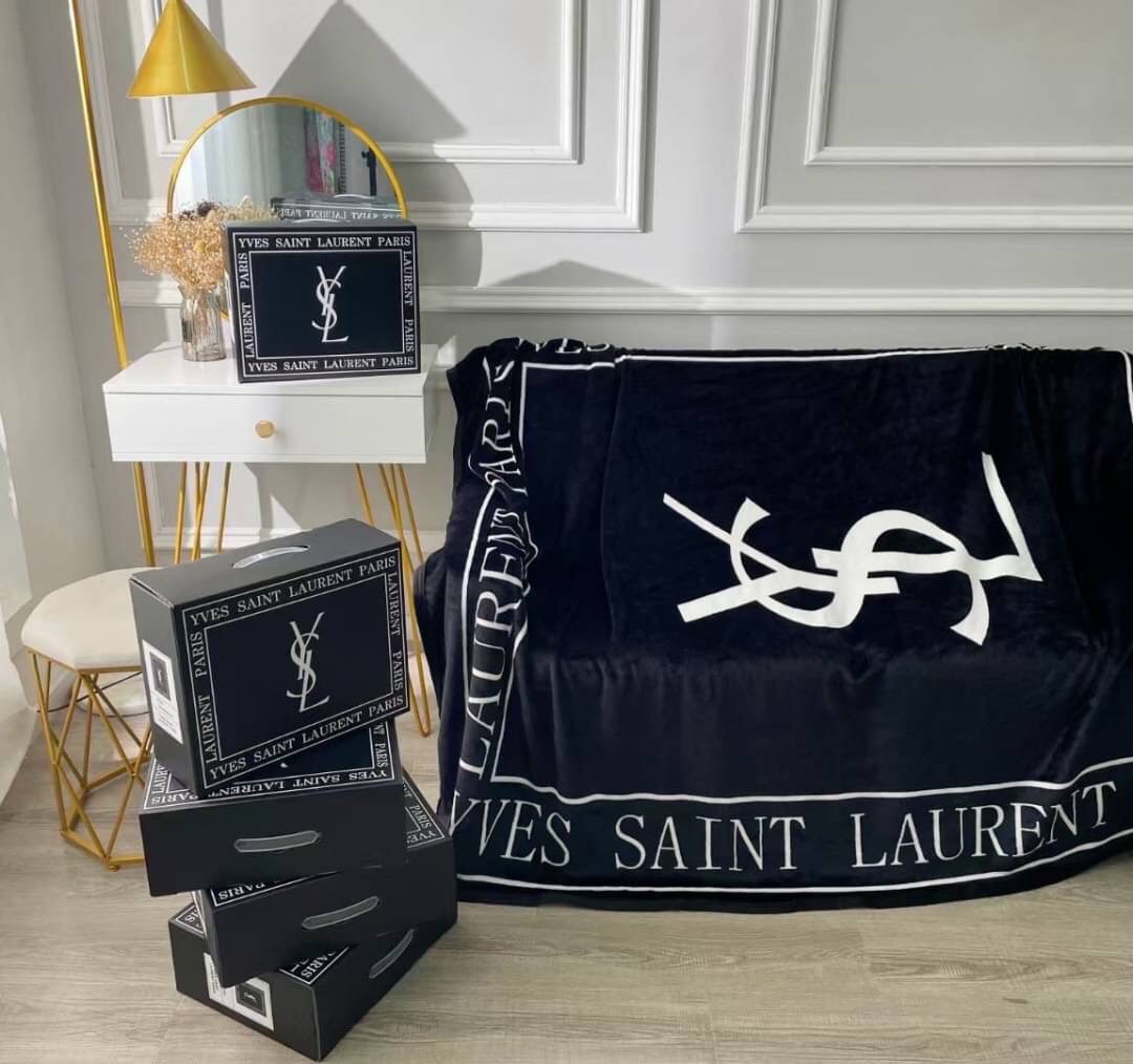 VIP GIFT 】Best Gift! พร้อมกล่อง Yves Saint Laurent Blanket ไอเท็มแนะนำ ผ้าห่มนุ่มนิ่ม ขนปุยๆๆ สบายผิวมาก เนื้อผ้านิ่มฟูนุ่มใช้ได้ทุกโอกาส ขนาดกำลังดี พกพาสะดวก สามารถพกไว้ใช้ในรถ ใช้ในออฟฟิศได้ จะซื้อใช้เองหรือมอบเป็นของขวัญก็ดูดีพร้อมส่งที่ไทย ราคาสุดคุ้