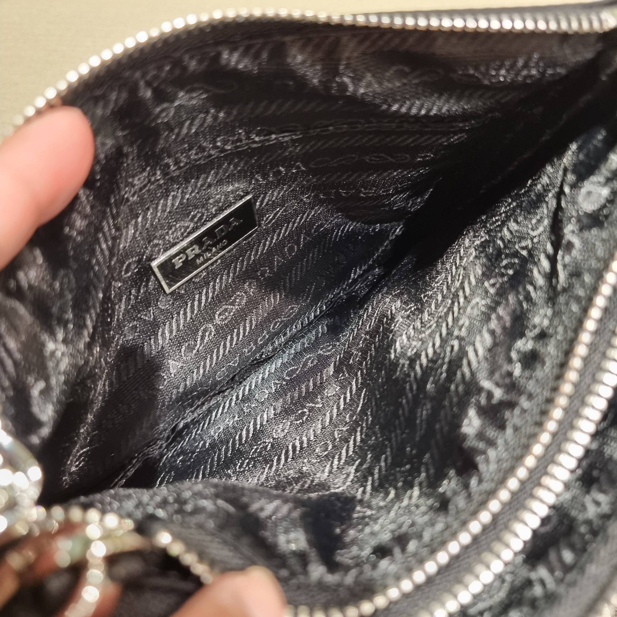 PRADA RE-EDITION 2000 RE-NYLON SHOULDER BAG ไอเท็มสุดโปรด unisex กระเป๋าสะพายข้าง ดีไซน์เรียบง่าย แต่มีความหรูในตัว รูปทรงพกพาสะดวก หยิบใช้ได้ในทุกๆวัน อีกหนึ่งคอลเลคชั่นขายดี วัสดุผ้าไนล่อนคุณภาพ พร้อมใบลูก ไว้ใส่เหรียญ ใส่กุญแจได้สารพัด เปิด-ปิดด้วยซิปห