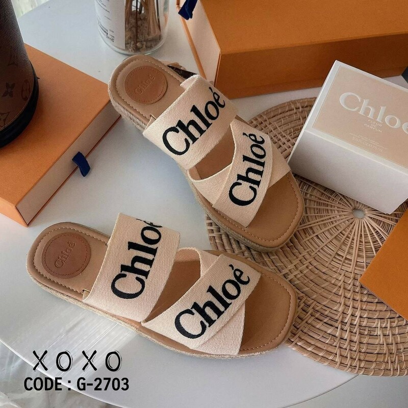 CHLOÉ LOGO SLIDE SANDEL ช่วงนี้ แบรนด์นี้เค้าอินมากคะ แอดบอกไว้เลยไม่มีไม่ได้แล้ว งานสวม ใส่สบาย วัสดุผ้าแคนวาส ตีแบรนด์ไค้วครอสเอ็กซ์ ส้นเสมอ มีส้นเล็กน้อย กำลังใส่สบายไม่เขย่ง น้ำหนักเบา