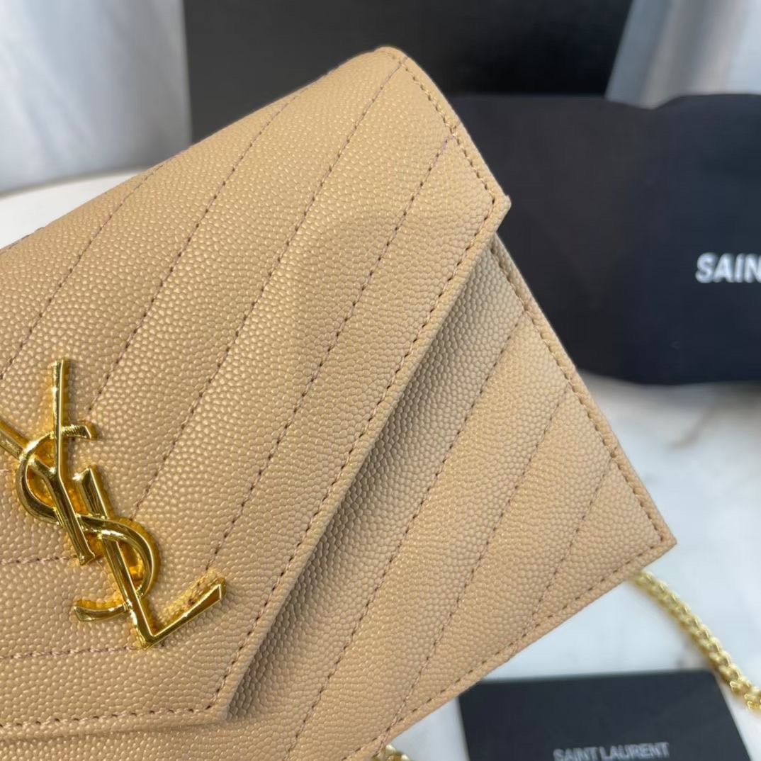 VIP 】หนังแท้ YSL Saint Laurent Envelope WOC 7.5” กระเป๋าเงิน wallet on chain ที่มาพร้อมสายสะพายแบบโซ่ ขนาด 7.5” หนังวัวติดโลโก้ YSL มีทั้งอะไหล่เงิน ทอง และดำ ด้านในมีช่องซิป และช่องใส่การ์ด 6 ช่อง เรียบหรู คลาสสิคมากๆ เลยค่ะ