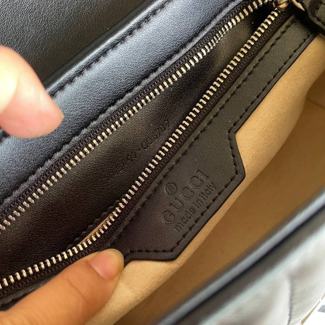 หนังแท้ 26cm GUCCI GG Marmont leather shoulder bag แบบใหม่ล่าสุด ราคานี้หนังแท้คือคุ้มมากเลยค่าสาวๆ ต้องจัดแล้วน้าา ยกระดับความหรูให้กับตัวเองกันหน่อย ด้วยกระเป๋ารุ่นนี้!! ครอสบอดี้ที่ดีไซน์หรู อัพเลเวล ในราคาที่จับต้องได้ พร้อมเสิร์ฟความสวยตรงถึงบ้านแล้ว