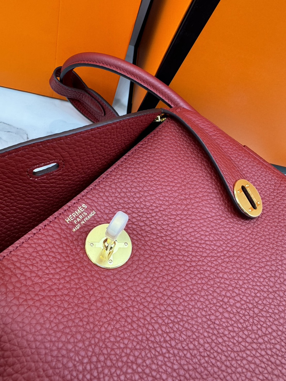 พร้อมส่ง 15 สี HERMES Lindy 26 bag กระเป๋าทรงโท้ทหนังสวยอย่างดี เอกลักษณ์ของความเรียบหรูไฮคลาสอย่างสมบูรณ์แบบ เกรดออริ สลับแท้ งานสวยตามรูป ใช้งานต่างประเทศได้