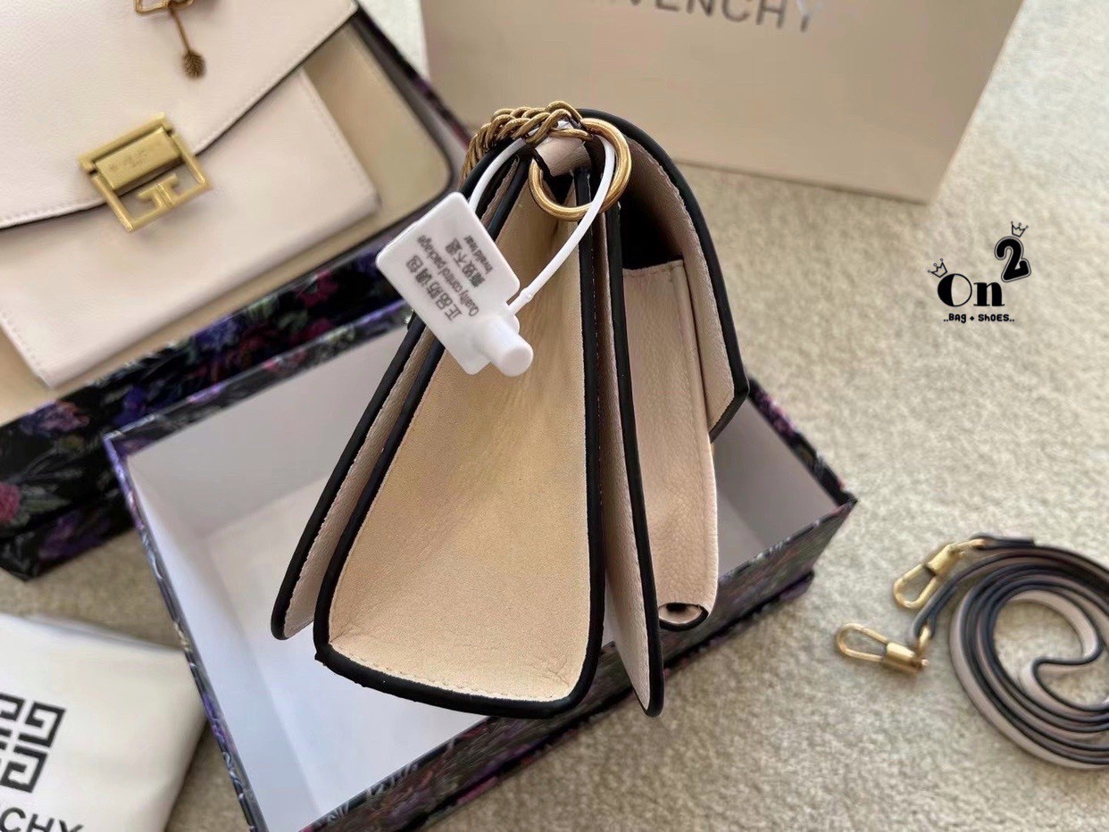 Givenchy GV3 Bag พร้อมส่งที่ไทย กับรุ่นยอดนิยม กระเป๋าสะพายหนังเรียบ เปิดหน้า อะไหล่ทอง งานสวยเป๊ะอะไหล่ปั้มทุกจุด เกรดมิลเลอร์สวยหรู ดูเป็นคนมีเทสดีเลยค่าา ดีไซน์คือสวยมีคลาส มีระดับสุดๆ พร้อมสายโซ่อะไหล่ทอง ละมุนตามากค่าา รุ่นนี้ขายดีมาก ได้มาน้อยด้วยนะ