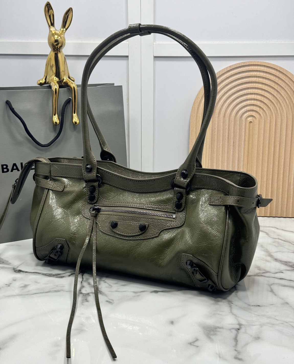 ORI หนังแท้ | Balenciaga Le City Bag East-west Bag 32cm กระเป๋าถือ/สะพายข้างทรงยาวดีไซน์โดดเด่นสวยเท่ล้ำสมัย ที่สุดแห่งความไอคอนิกไม่เหมือนใคร มีกิมมิคและลูกเล่นแพรวพราว