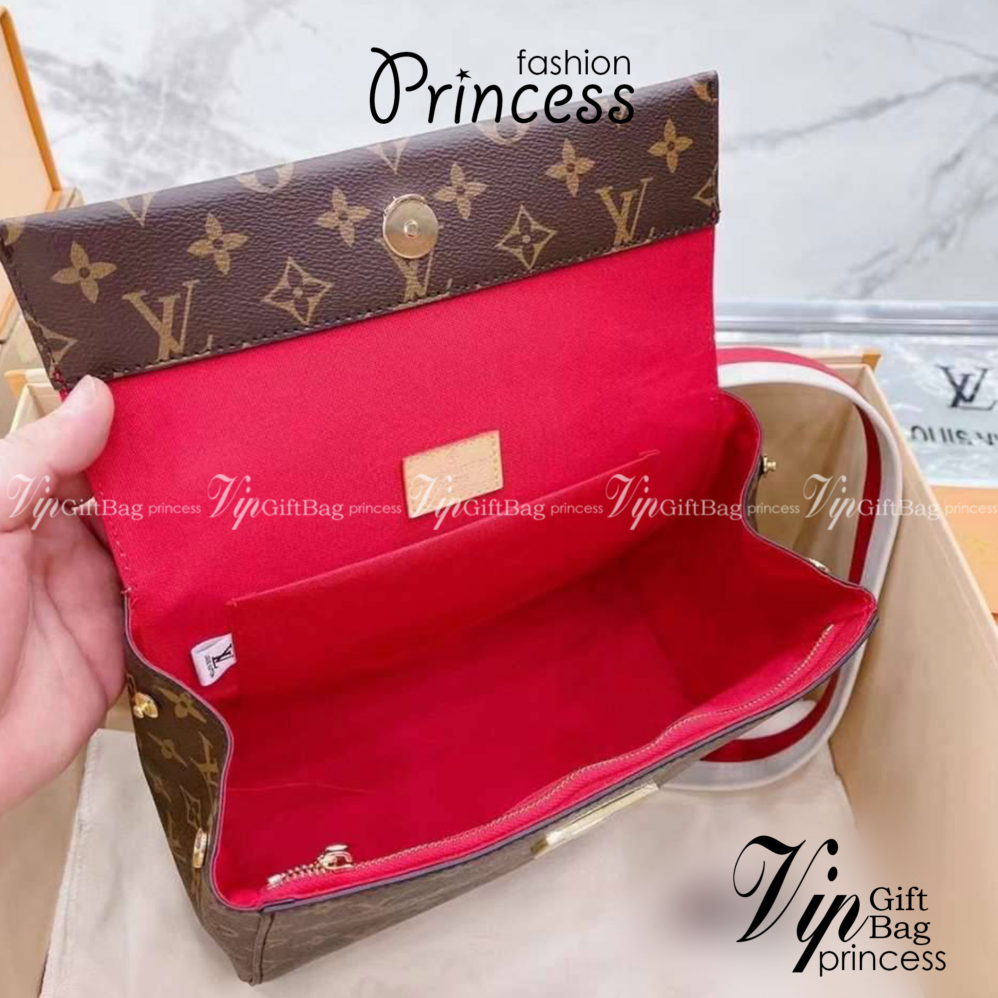 LV Cluny BB Monogram กระเป๋าสะพายหนังลายโมโนแกรมเปิดหน้า เป็นอีกทรงที่ขายดีมากเพราะใช้งานง่ายใช้ได้อเนกประสงค์ ด้านในกว้าง งานใช้สลับขึ้นแบบจากงานจริงเป๊ะเที่ยบเท่า แรร์ไอเท็มที่สาวๆต้องมี! มีหูจับในตัวและสายครอสบอดี้มาให้ ใช้งานง่าย เหมาะกับทุกสไตล์การแต