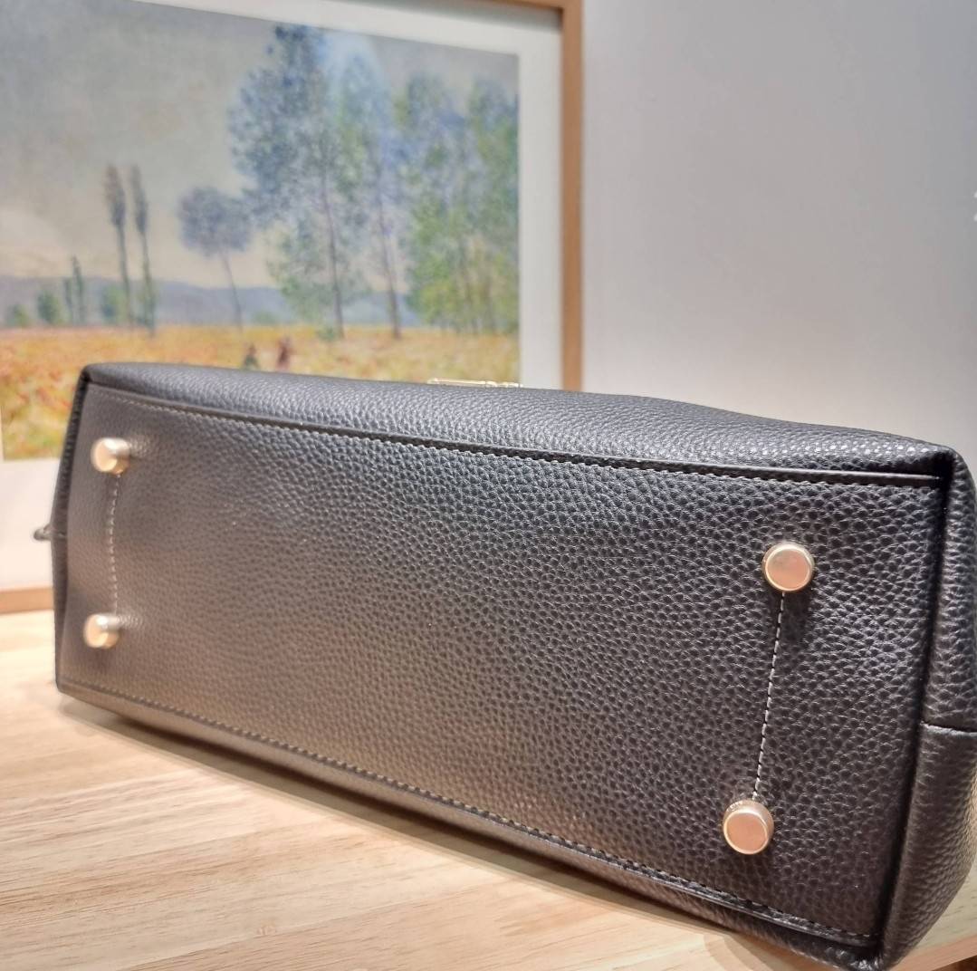 COACH HANNA CARRYALL IN SIGNATURE CANVAS / CH187 / CH195 / CH542 น้องใหม่ เรียบหรู ดูแพง กับกระเป๋าถือ/สะพายทรงสวย คงความคลาสสิค ดีไซน์ตกแต่งสายคาดจับจีบข้างกระเป๋าเพิ่มดีเทล มาพร้อมหูจับในตัว