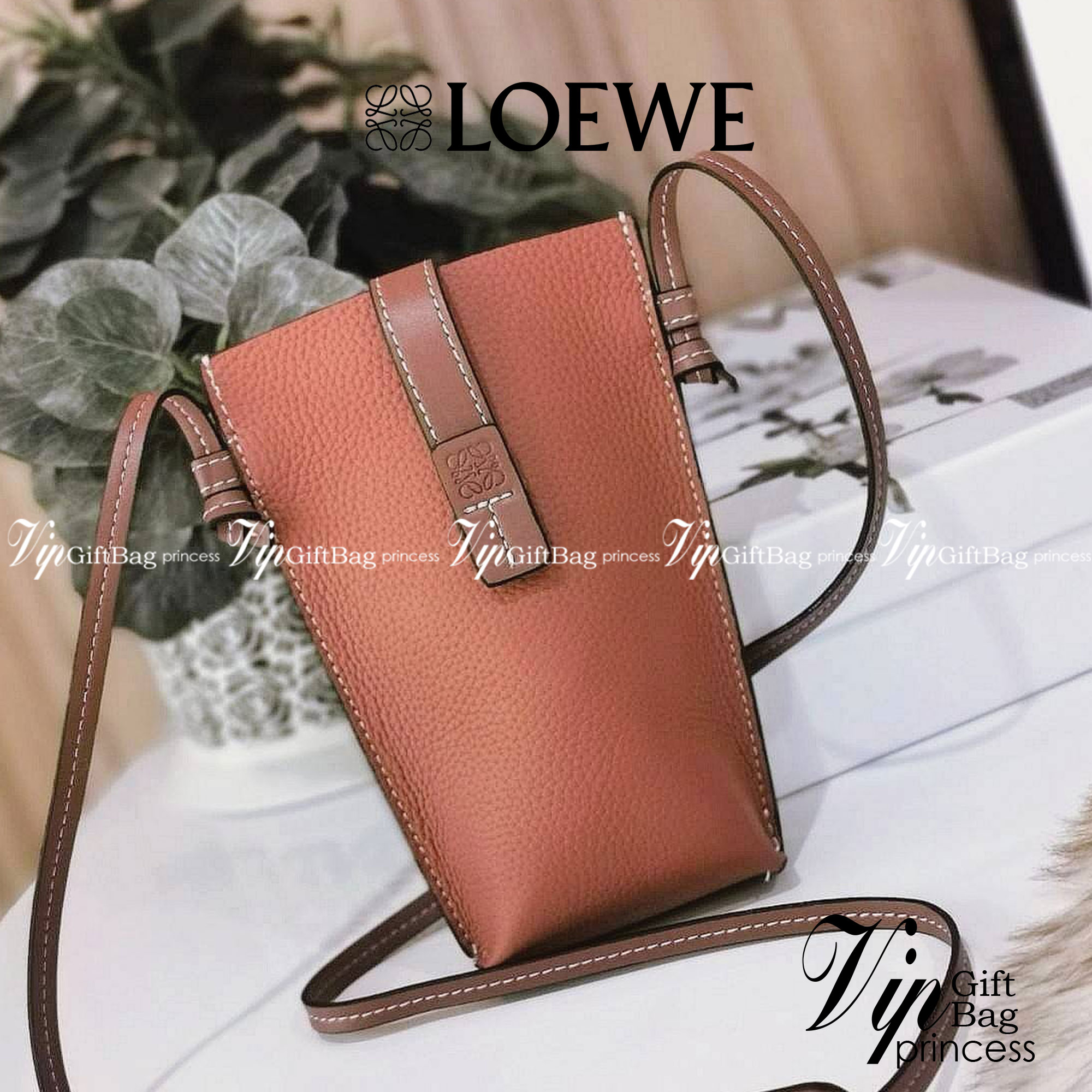 LOEWE MINI CROSSBODY BAG GIFT WITH PURCHASE (GWP) กระเป๋าสะพาย Limited จาก LOEWE วัสดุ Calfskin หนังแท้หนังสวยอยู่ทรงขนาดมินิดีไซน์มินิมอล ภายในโล่งใส่มือถือ บัตร ของจุกจิกได้ ด้านหลังมีช่องใส่ของ พร้อมสายหนังแท้คล้องคอได้ สะพายไหล่ Crossbody ได้ สายเลื่อ