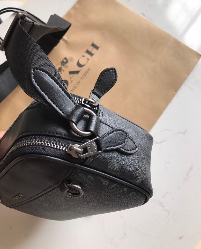 COACH GRAHAM CROSSBODY IN SIGNATURE CANVAS (COACH C4149) กระเป๋าครอสบอดี้รุ่นยอดฮิตสำหรับหนุ่มๆ ที่สาวๆก็ใช้ได้!! รูปทรงดีไซน์คลาสสิค ใช้งานสะดวก วัสดุหนังแคนวาสเคลือบลาย เปิด-ปิดด้วยซิป ภายในเป็นช่องโล่ง ใส่ของสำคัญได้ครบ สายสะพายปรับได้ตามตัว มีมาให้ช้อ