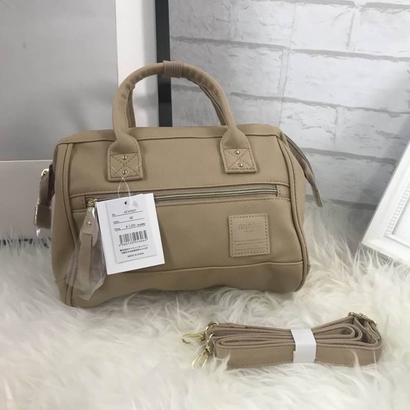 มาใหม่ชนช็อป Anello Boston Bag PU 2 way รุ่นสุดฮิตแห่งปี Anello Boston Bag ใหม่ล่าสุด รุ่น PU หนังนิ่มสวย ทรงนี้ฮิตอยู่แล้ว พอมีรุ่นหนังออกมา ก็ยิ่งขายดีมากๆค่ะ รูปทรงสี่เหลี่ยม ใบขนาดกลางกำลังดี มาพร้อมสายสะพายยาวที่ปรับระดับได้ free หนังสวยมากๆ น้ำหนักเ