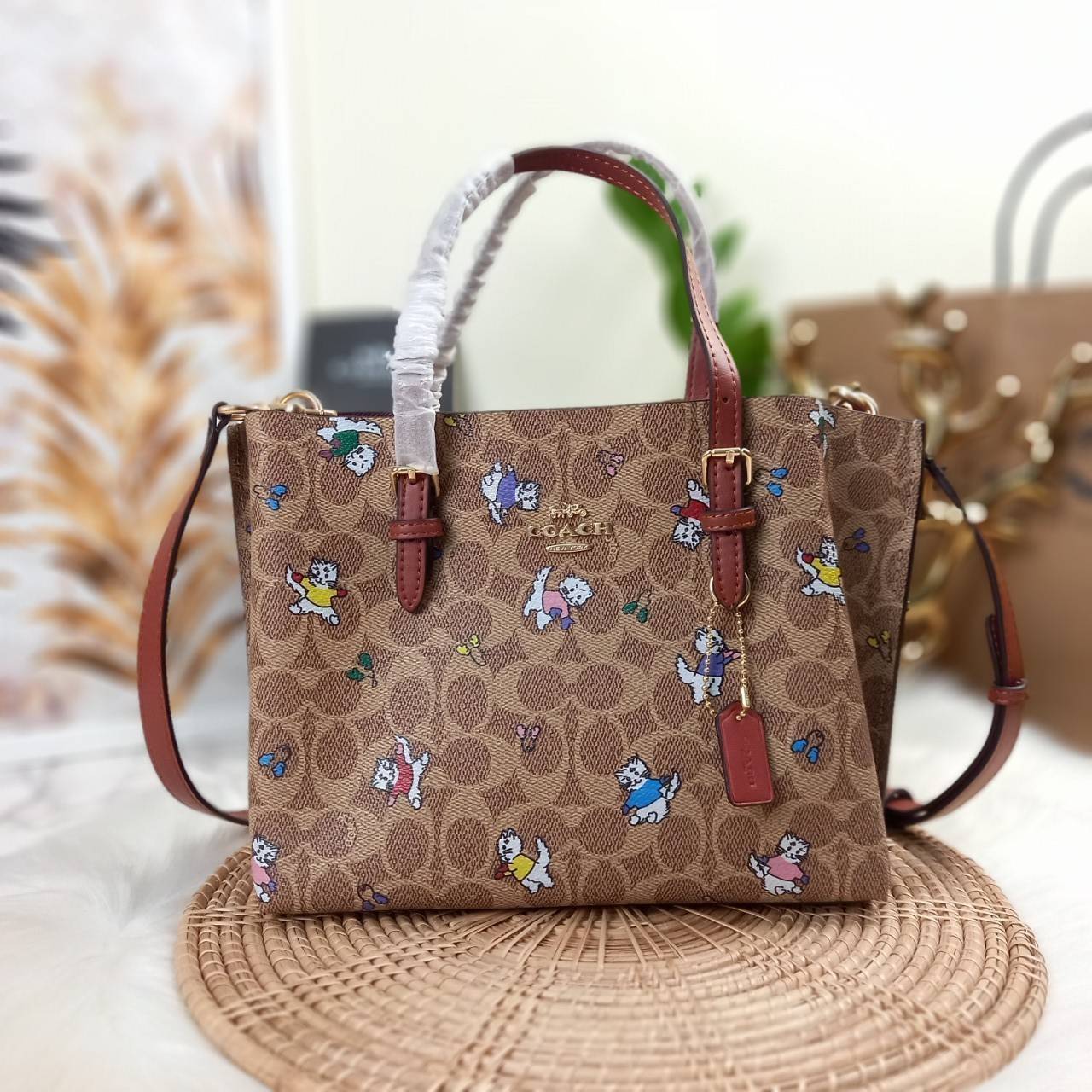 ไม่หลงรัก ทำไงไหว!! COACH MOLLIE TOTE 25 IN SIGNATURE CANVAS WITH SNOOPY (COACH C4250) กระเป๋าถือ กระเป๋าสะพาย รุ่นฮิต พิมพ์ลาย น่ารักเกินเบอร์ได้อีก// ขนาดเหมาะมือ มีสายสะพายยาว ถอดและปรับระดับได้ //วัสดุแคนวาส ผสมหนังแท้ ขึ้นทรงสวย ลาย SIGNATURE ด้านในโ