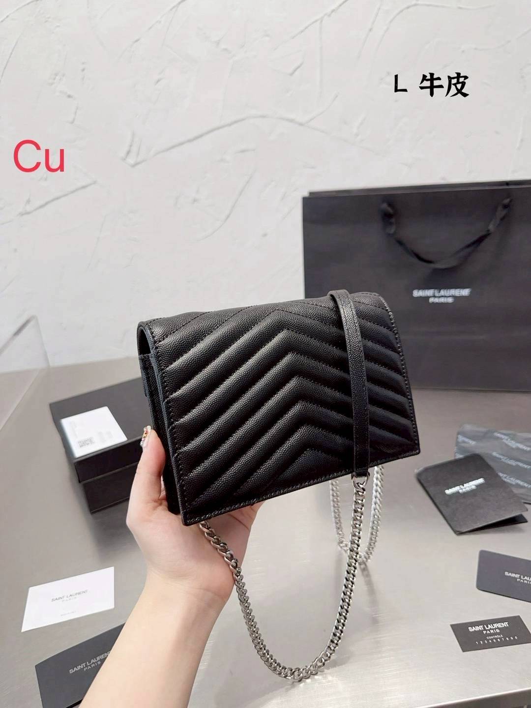 YSL Envelope Woc Bag กระเป๋าสะพายรุ่นในตำนาน ดีไซน์เรียบหรู โดดเด่นด้วยโลโก้ด้านหน้า เพิ่มดีเทลความผู้ดี