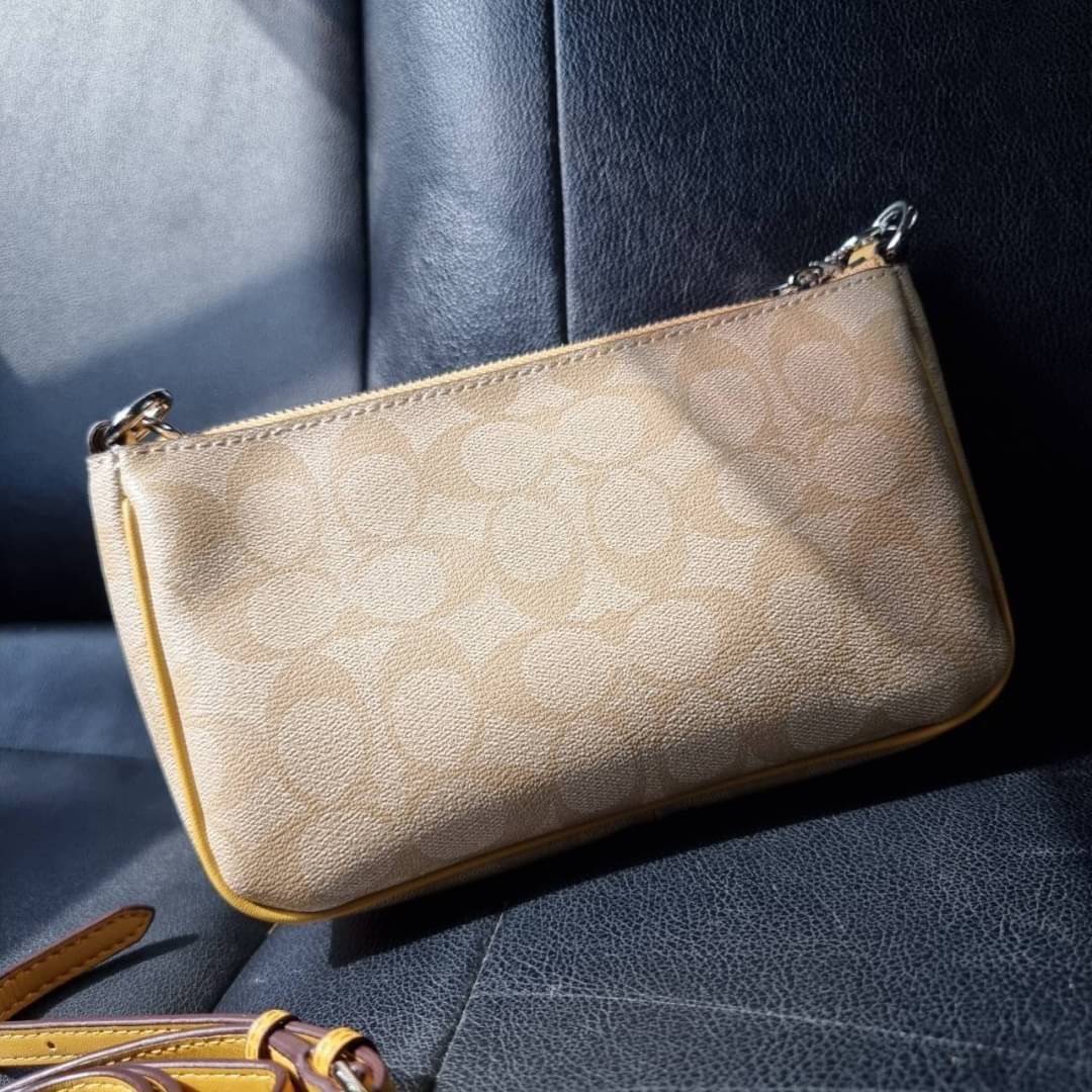 COACH F58321 TOP HANDLE POUCH อีกรุ่นฆ่าไม่ตาย!! 😎 ขายดีขายหมด ขายรวยขายปังๆ!! กระเป๋าพอชจากโค้ช ทรงใช้งานง่าย สะดวก กะทัดรัด วัสดุหนังแคนวาสเคลือบคุณภาพดี มาพร้อมสายคล้องในตัว และสายสะพาย crossbody ปรับเปลี่ยนได้ตามสไตล์ อีกหนึ่งไอเท็มที่สาวๆต้อง