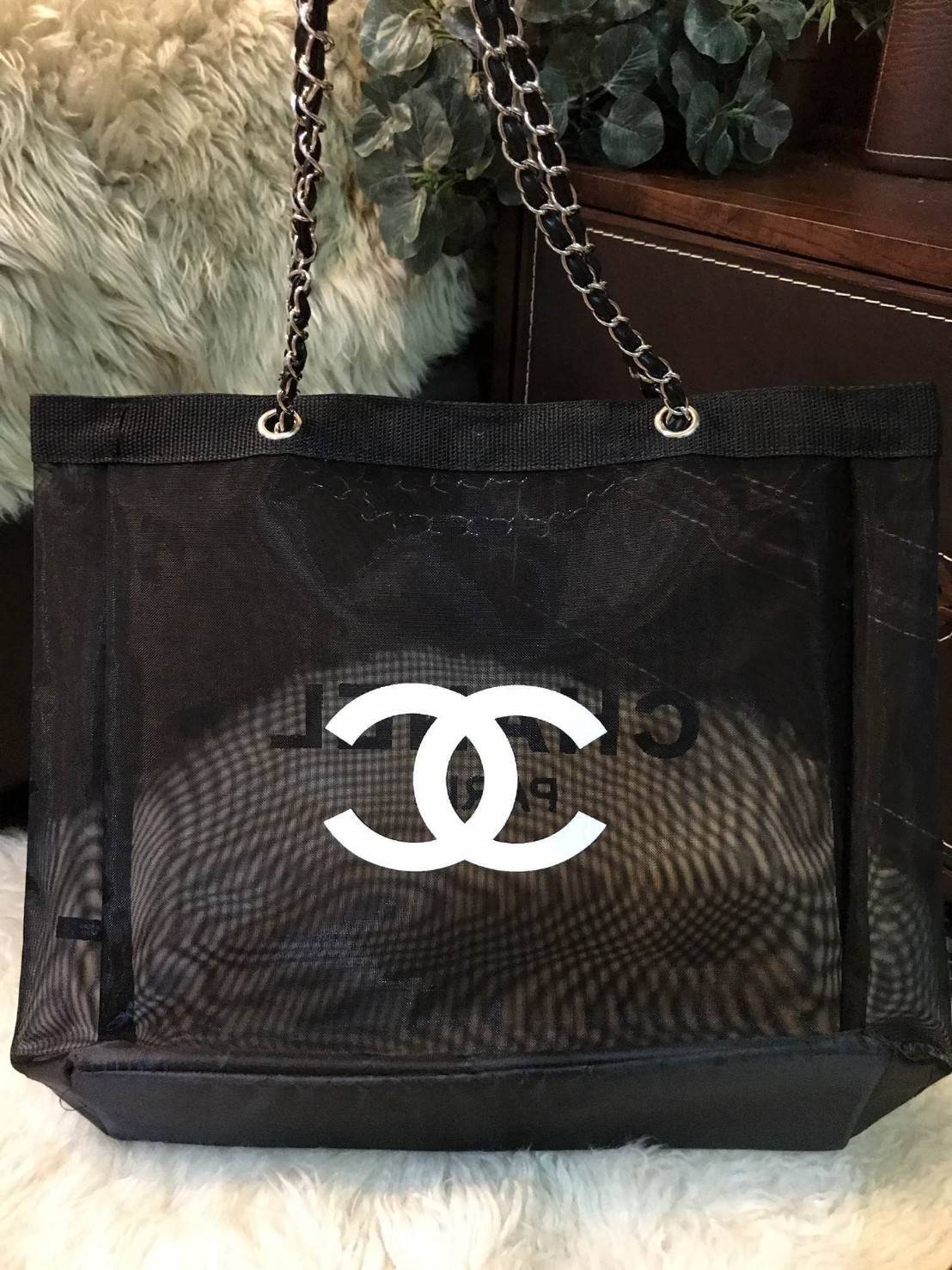 NEW! Chanel Shopping Bag With Chain กระเป๋าสะพายใบใหญ่ทรง Shopping Bag Limited Edition พรีเมี่ยมกิ้ฟของแท้นำเข้าจาก Chanel Perfume Counter ใบใหญ่วัสดุ Nylon โปร่งปั้มโลโก้แบรนด์สวยหรู เปิดปิดด้วยแถบแม่เหล็กซ่อนด้านใน บุฟองน้ำที่ฐานมาพร้อมสายสะพายโซ่ร้อยหน