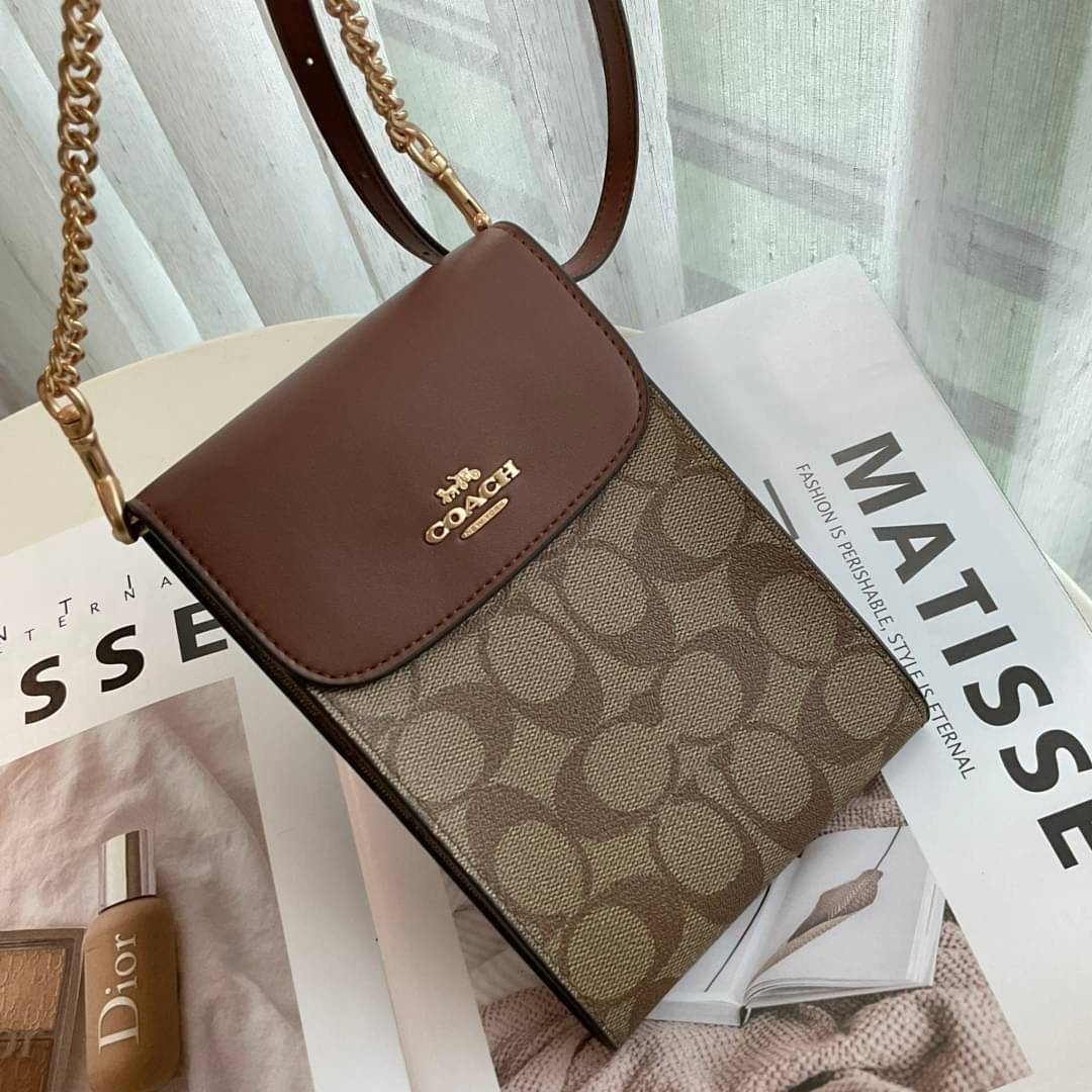 COACH RACHEL PHONE CROSSBODY IN SIGNATURE CANVAS พร้อมส่ง กระเป๋าสะพาย case phone ต้องมา ให้คุณพกพา gadget ล้ำไปได้ทุกที่ ใส่โทรศัพท์มือถือได้ทุกรุ่น ดีไซน์ใหญ่กว่าเดิม