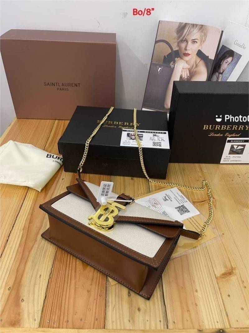 BURBERRY Mini Two-tone Canvas and Leather TB Bag / BURBERRY FRAGRANCES CROSSBODY WITH CHAIN วัสดุ Canvas & Leather ทรงเหลี่ยมสวยหรูอยู่ทรงมีโลโก้แบรนด์ด้านหน้า พร้อมสายสะพายโซ่อะไหล่ทอง