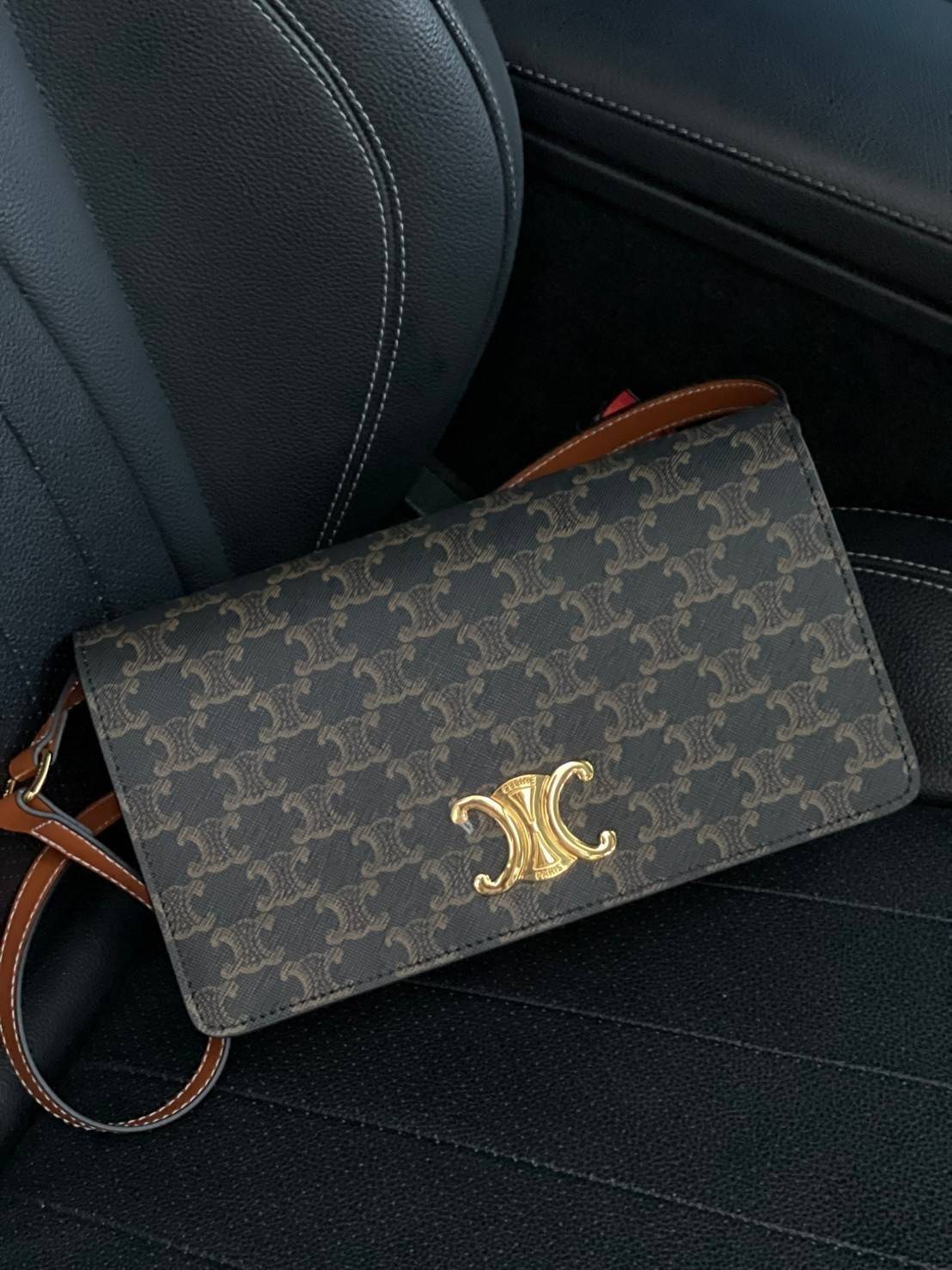 CELINE TRAPEZE TRIOMPHE BAG ดีไซน์เรียบหรู Timeless โดดเด่นมีเอกลักษณ์ ใช้ได้หลายโอกาส แมทช์กับการแต่งตัวง่าย จึงครองใจสาว ๆ ได้ไม่ยาก โดยเป็นกระเป๋าสะพายไหล่ที่อัดแน่นด้วยกลิ่นอายความคลาสสิกและหรูหราตามแบบฉบับของ Celine ด้านหน้าตกแต่งด้วยโลโก้สีทองโดดเด่