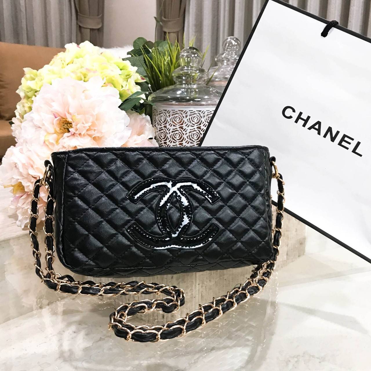 NEW ARRIVAL! Chanel Clutch Bag With Chain VIP Gift With Purchase (GWP) กระเป๋าสะพายพรีเมี่ยมกิ้ฟของแท้จาก Chanel Perfume Counter รุ่น Limited Edition วัสดุหนังลายตารางทรงเหลี่ยมเปิดปิดด้วยซิปแบรนด์อะไหล่ทอง ขนาดกำลังดี น้ำหนักเบา ภายในโล่ง ซับในลายเเบรนด์