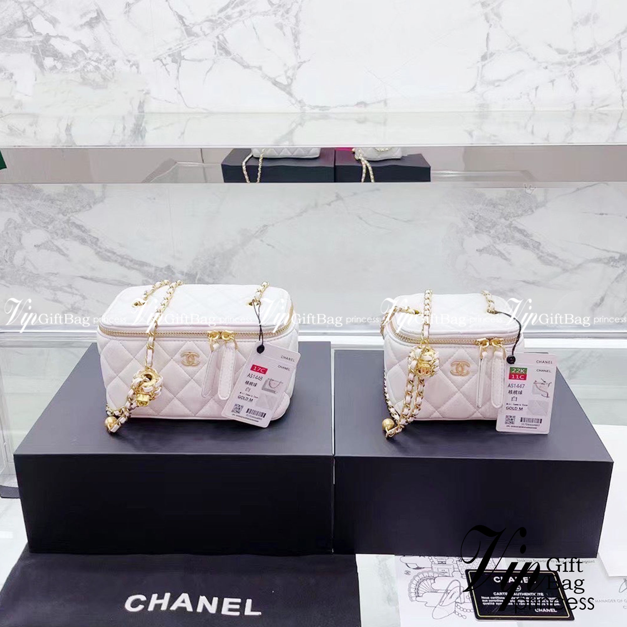 CHANEL Pearl Crush Vanity Case With Classic Chain / Chanel Vanity crossbody bag ฮอตสุด น่ารักสุด กระเป๋าทรงกล่องใบเล็กน่ารัก มี 2 ขนาด งานหนังสวย ตอบโจทย์และครองใจสาวๆ ได้อย่างแท้จริง ดีไซน์เรียบหรู มาพร้อมโลโก้อะไหล่ทองเพิ่มความโดดเด่น เป็นอีกรุ่นที่สาวๆ