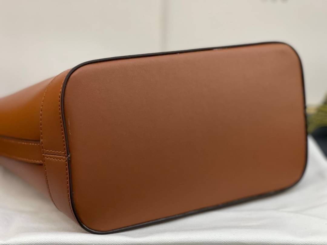 หนังแท้ CELINE SMALL BUCKET CUIR TRIOMPHE IN SMOOTH CALFSKIN / CELINE BUCKET BAG CUIR TRIOMPHE พร้อมส่งที่ไทย คอลเลคชั่นใหม่ ฮิตข้ามปี กับกระเป๋าสะพายทรงถัง ใช้งานง่ายที่สุด สายสะพายในตัว ปรับใช้ได้เลย วัสดุหนังวัว เรียบหรู ผู้ดีไปอีก โดดเด่นด้วยโลโก้เอกล