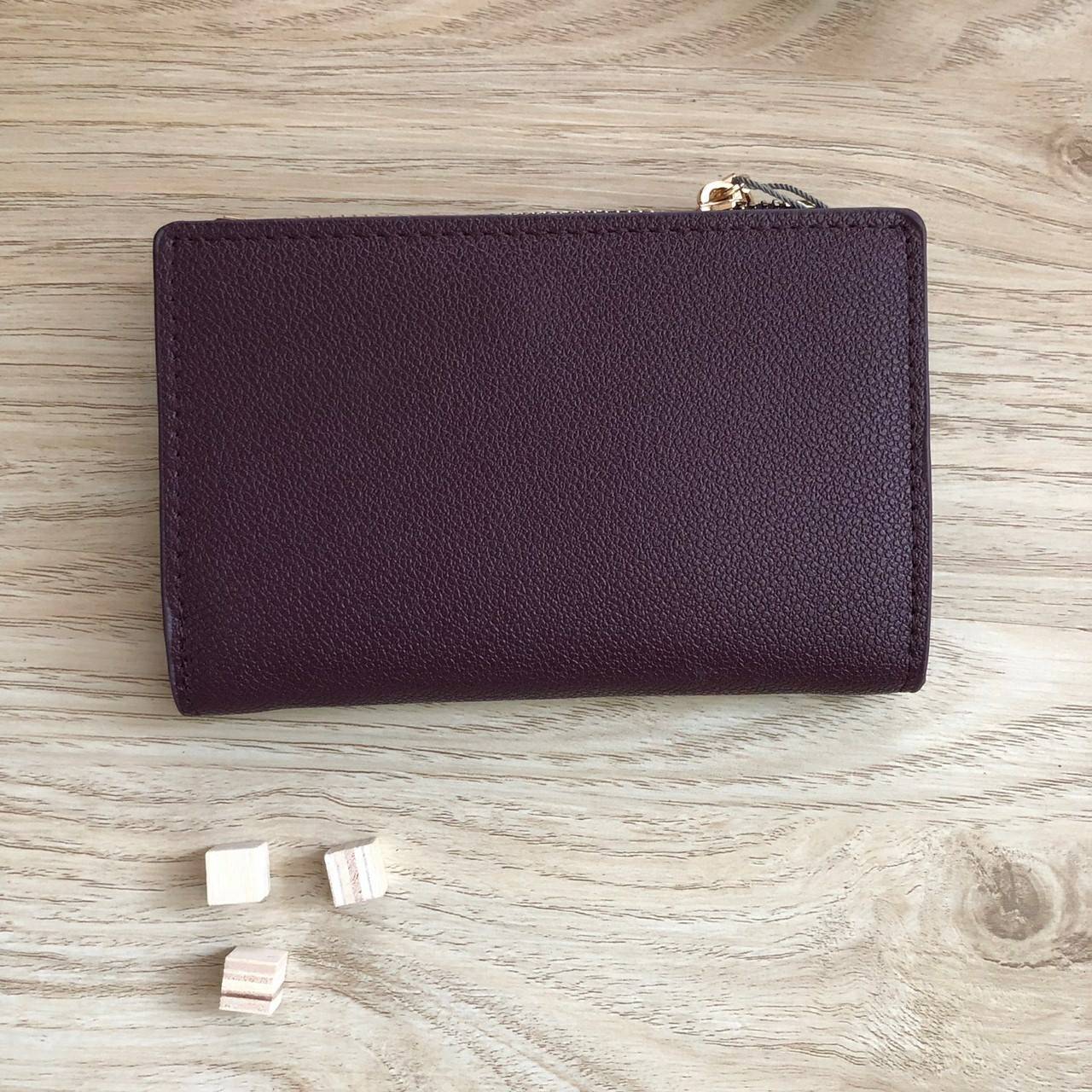 Charles & Keith Classic Snap-Button Wallet กระเป๋าสตางค์ใบสั้นพับ 2 ตอน ด้านหน้ามีโลโก้แบรนด์ เปิด - ปิดด้วยกระดุม ภายในมีช่องใส่ธนบัตร ช่องใส่บัตร และช่องซิปใส่เหรียญ