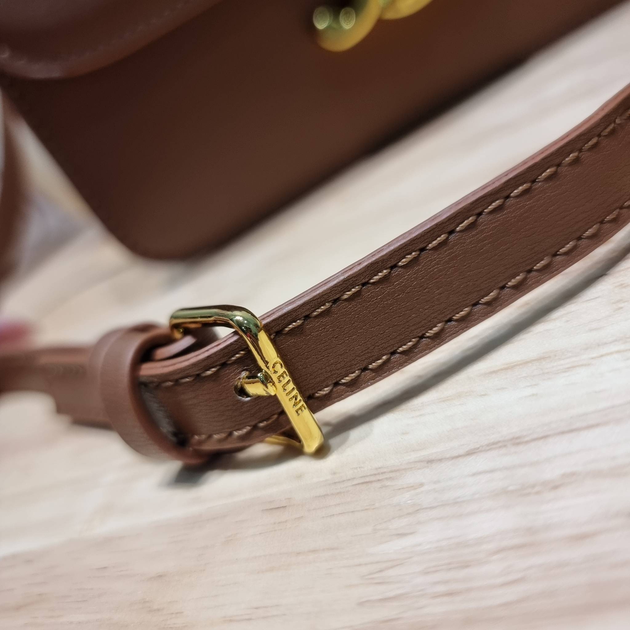 CELINE CLASSIQUE TRIOMPHE BAG IN SHINY CALFSKIN ไอเท็มสุดคลาสสิค ที่ขาดไม่ได้ กระเป๋าสะพายทรงสวยคลาสสิค แฝงความผู้ดี ที่ใช้ได้ทั้งชายหญิง